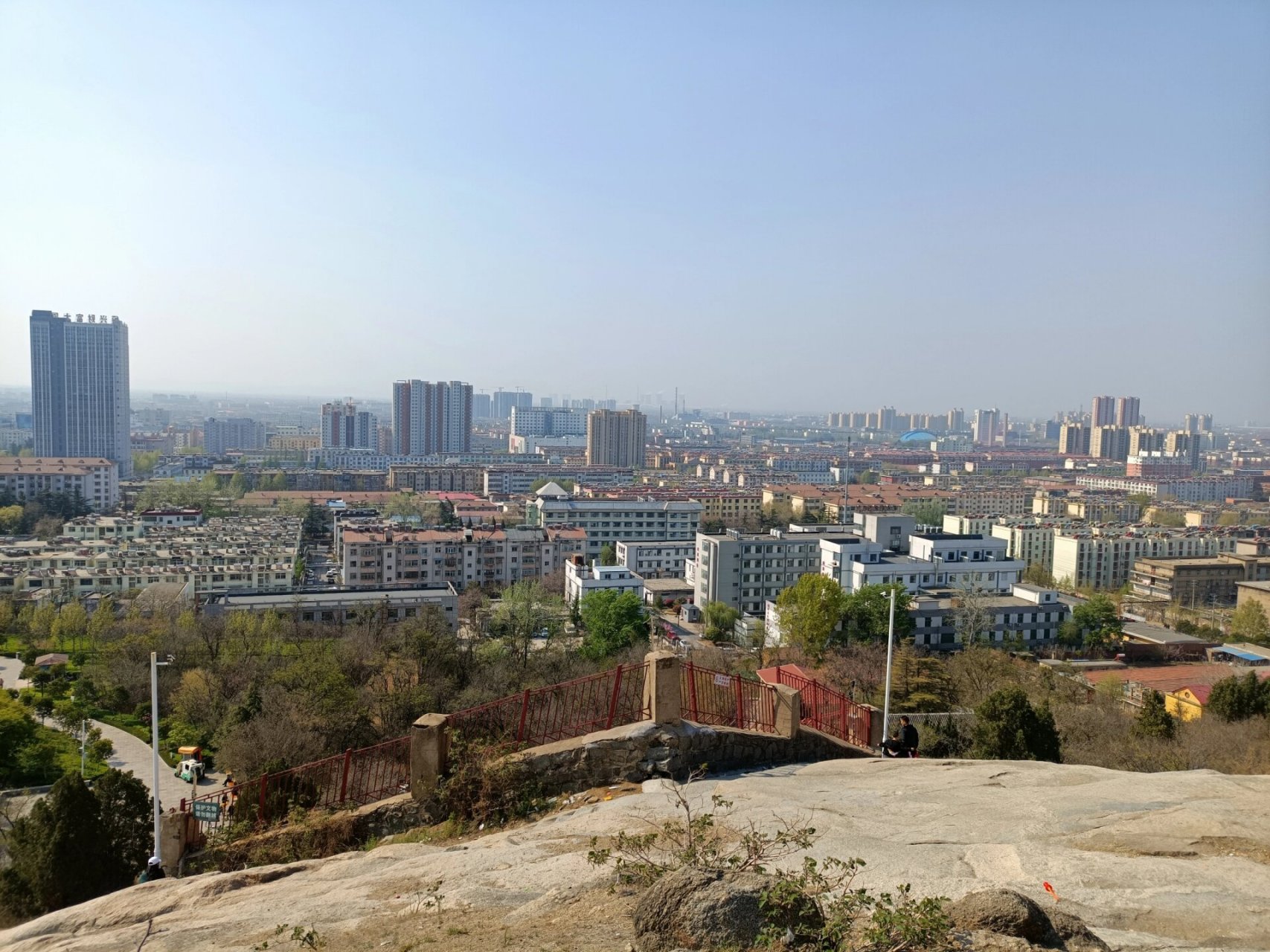 邹城|铁山公园 看了个寂寞 听说这里有摩崖石刻就骑来逛逛,进公园不远