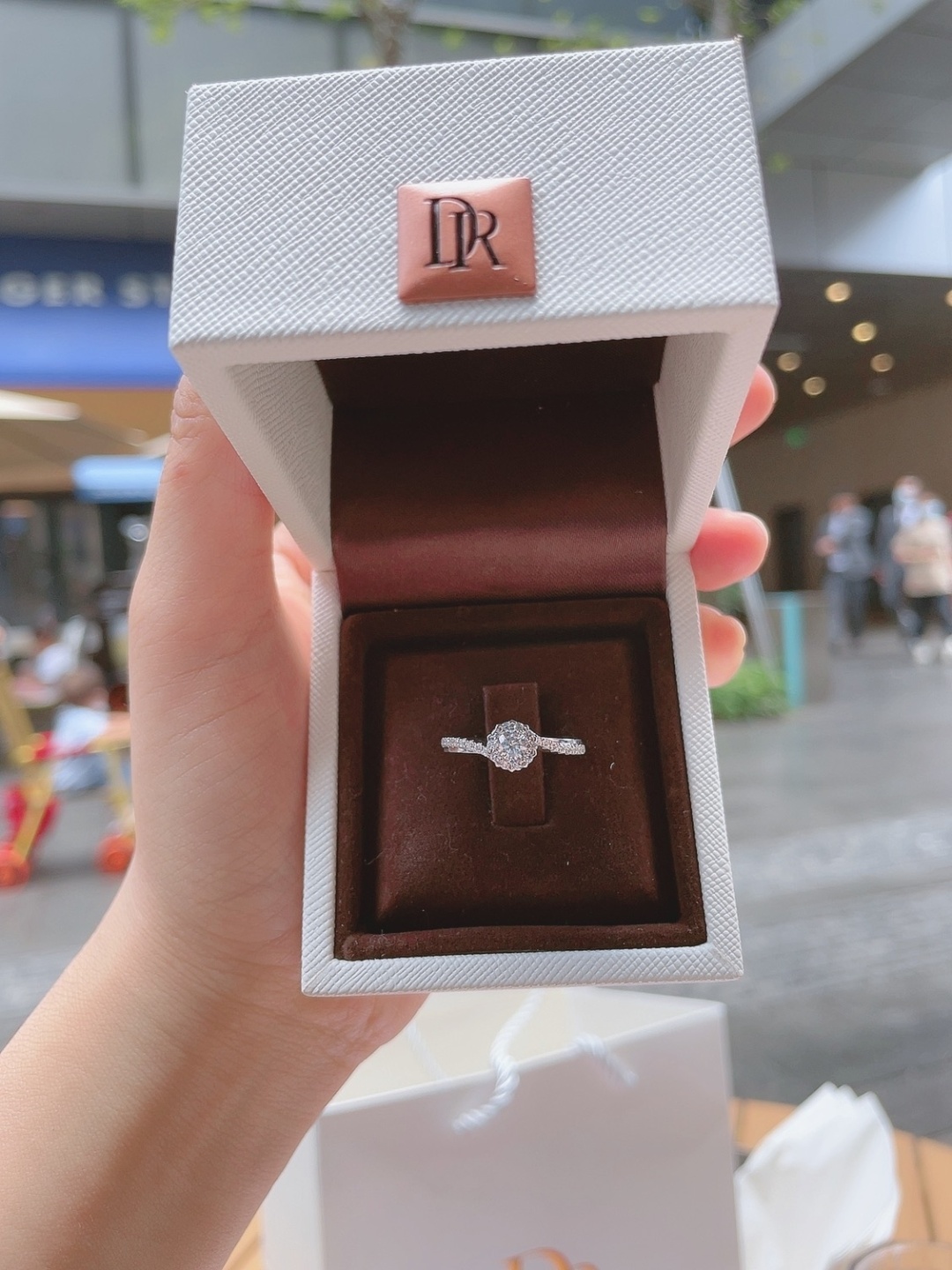 小番薯们速来围观,我家男盆友求婚啦,康康这刚收到的dr钻戒,一生只送