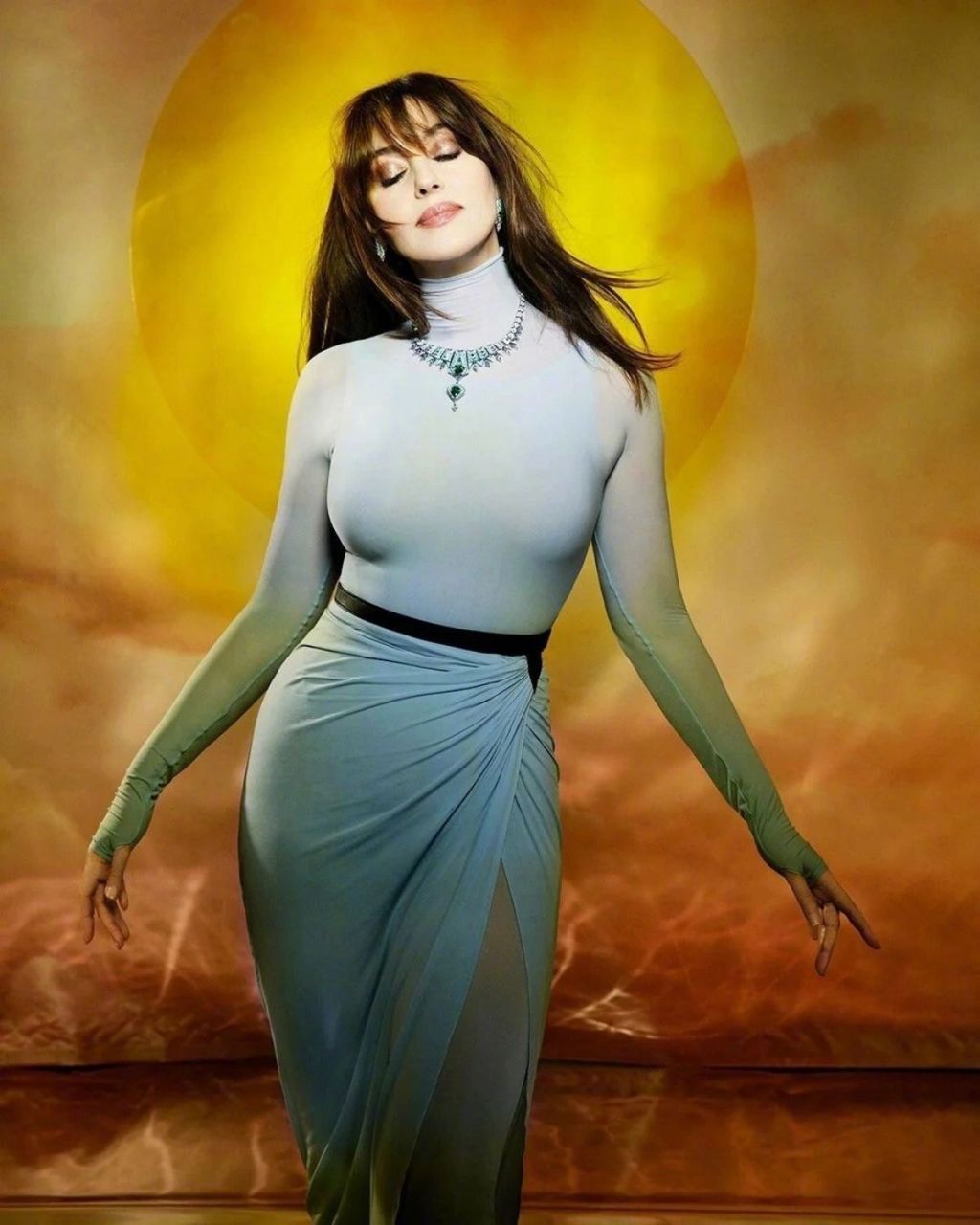 时光星赏# "地球球花"莫妮卡·贝鲁奇杂志新封面.