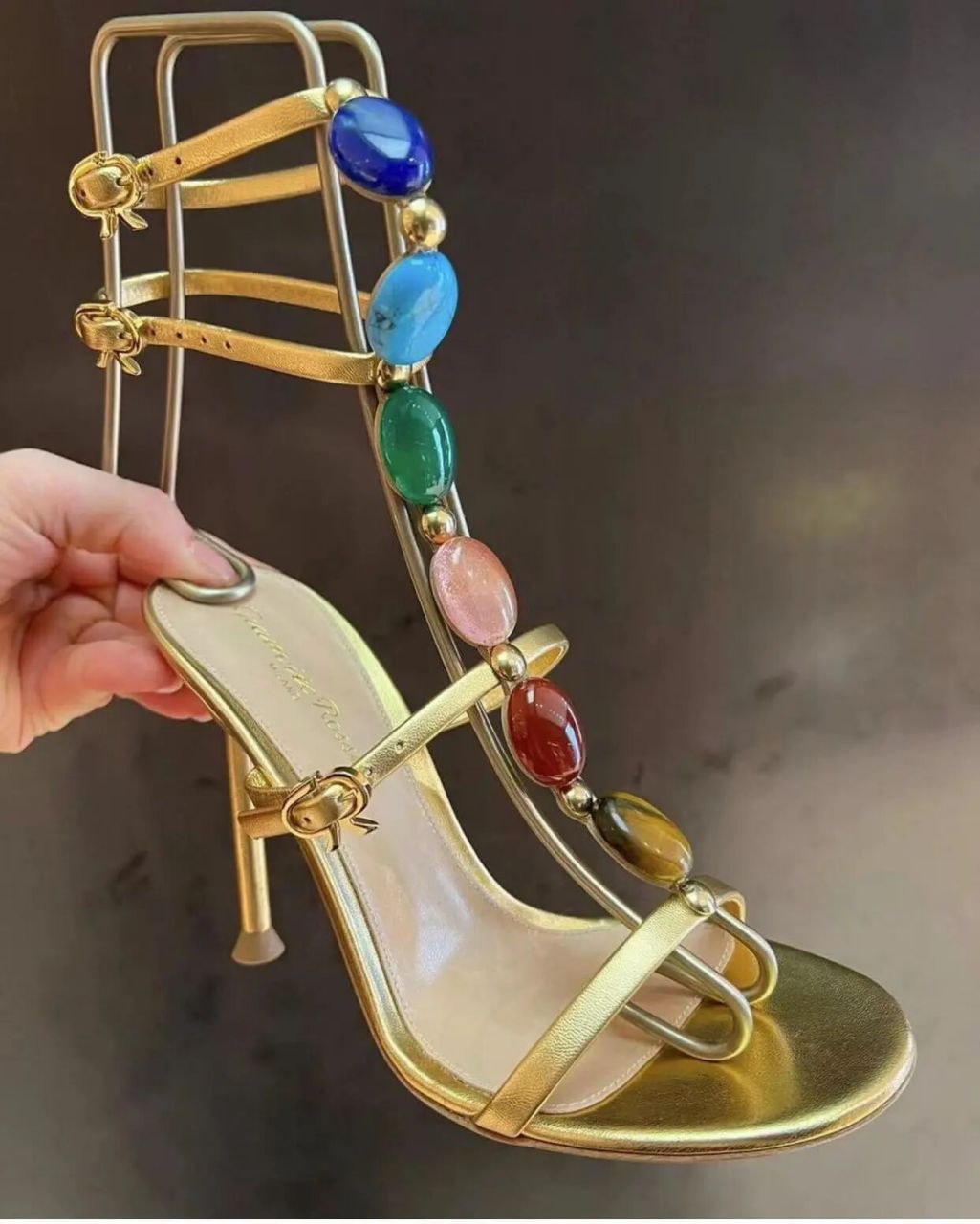 成都ifs2f gianvito rossi(吉安维托罗西) 这款"shanti"凉鞋甄选金属