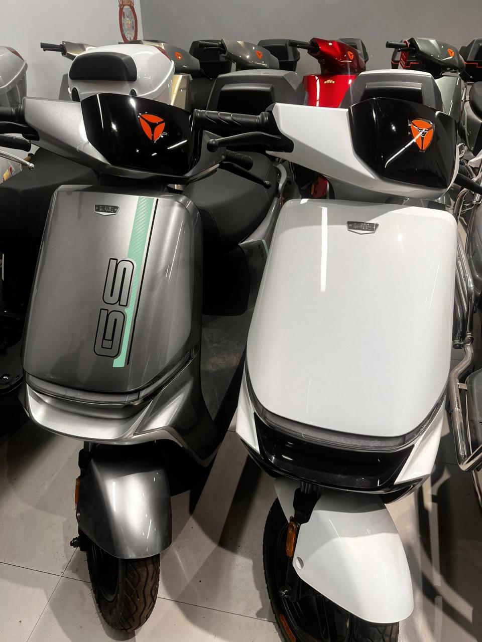 雅迪96伏72伏新车到货啦,此车前后真空胎,前后碟刹,大货架,液晶仪表