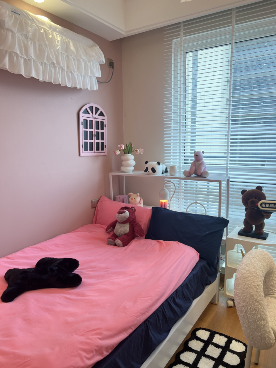 今日的玫红色93我的小卧室这样布置太好宅啦 欢迎93来到我的次卧