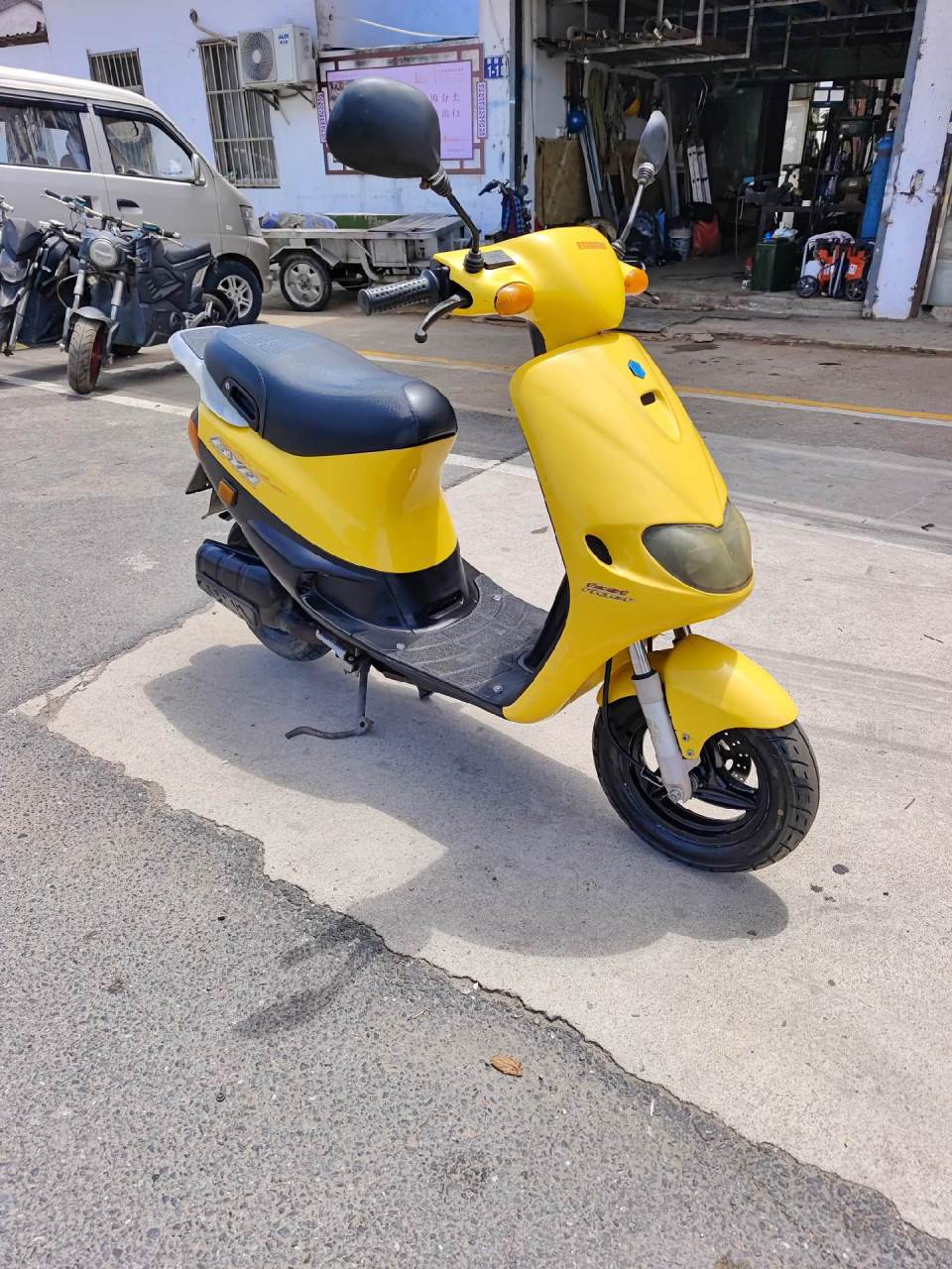 比亚乔淑女80两冲踏板车.