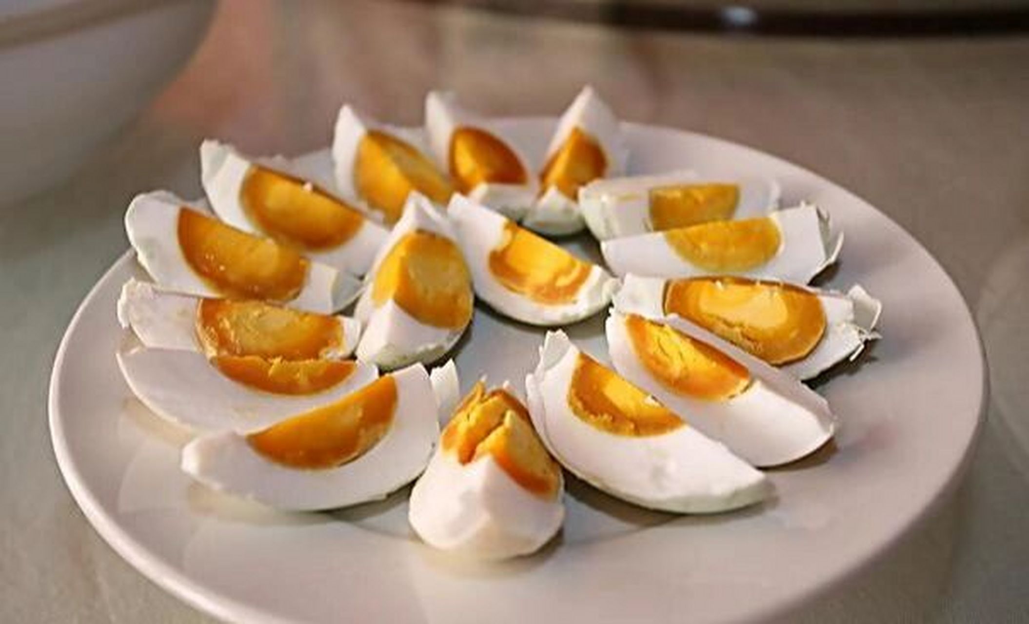 咸鸭蛋在中国历史悠久,深受老百姓喜爱,在市场上也备受青睐.