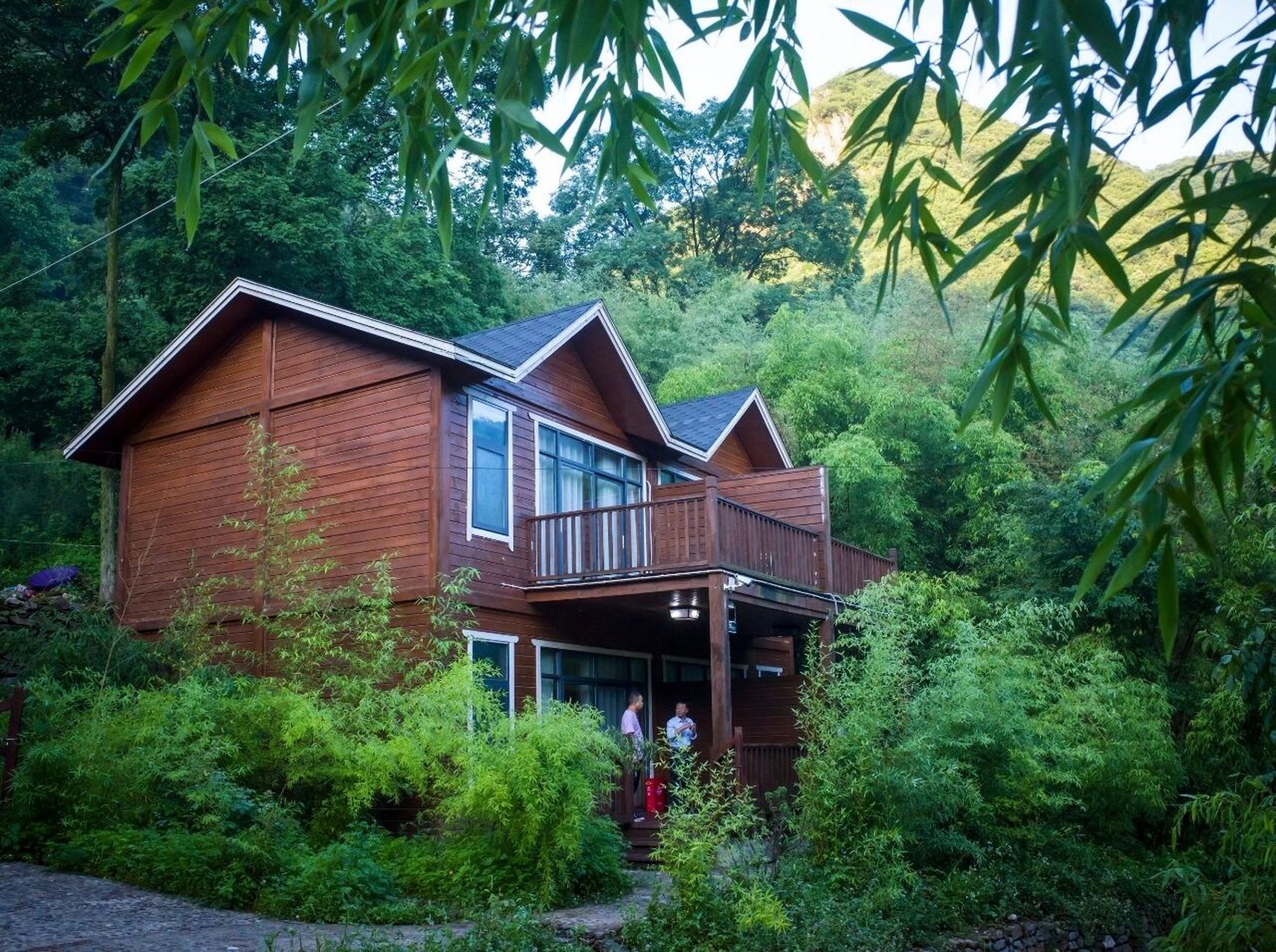 建在王府竹海的竹林深处,数栋错落有致的复式小木屋,就像童话故事里的