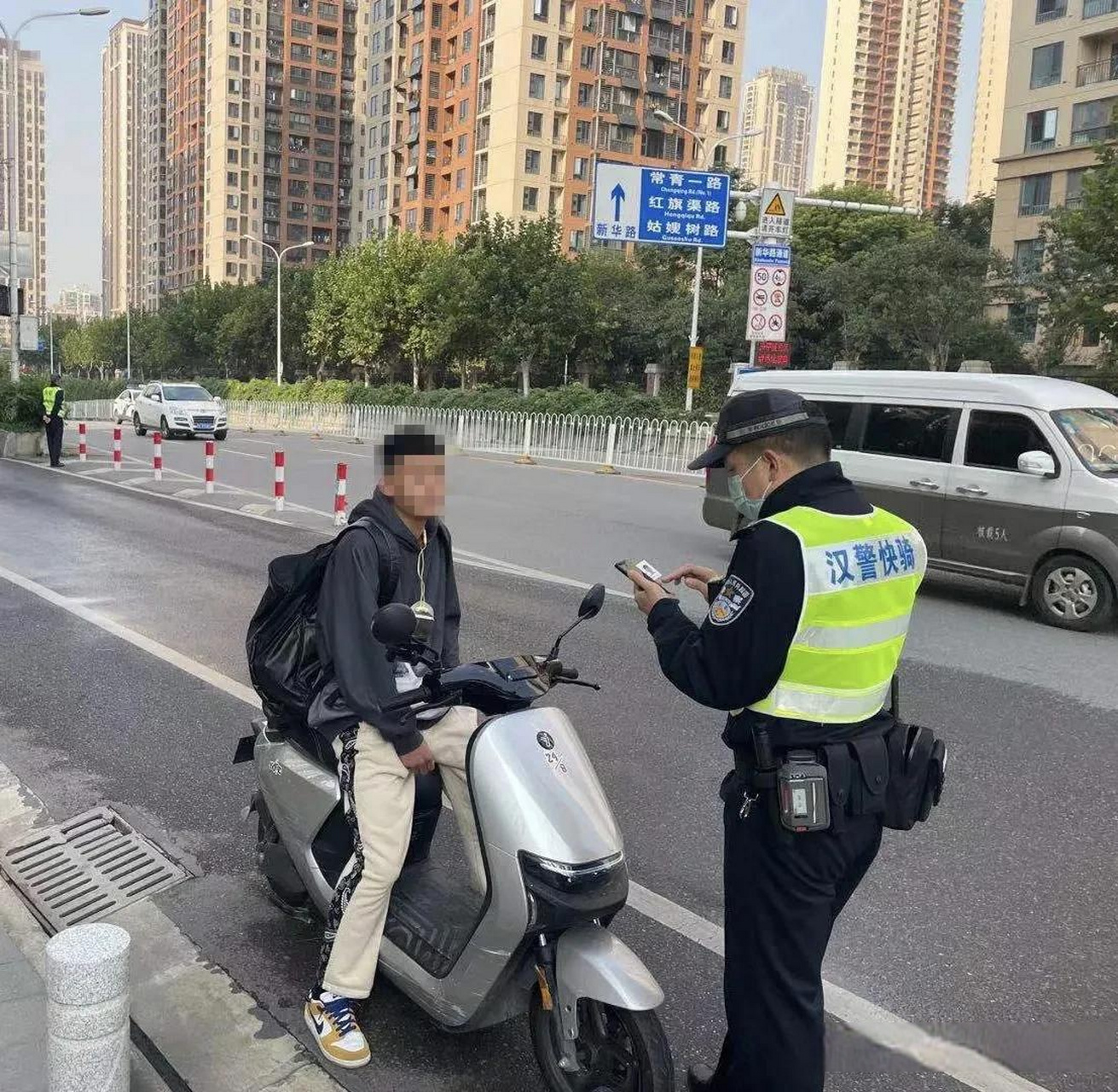 骑电动车被交警拦下怎么办?