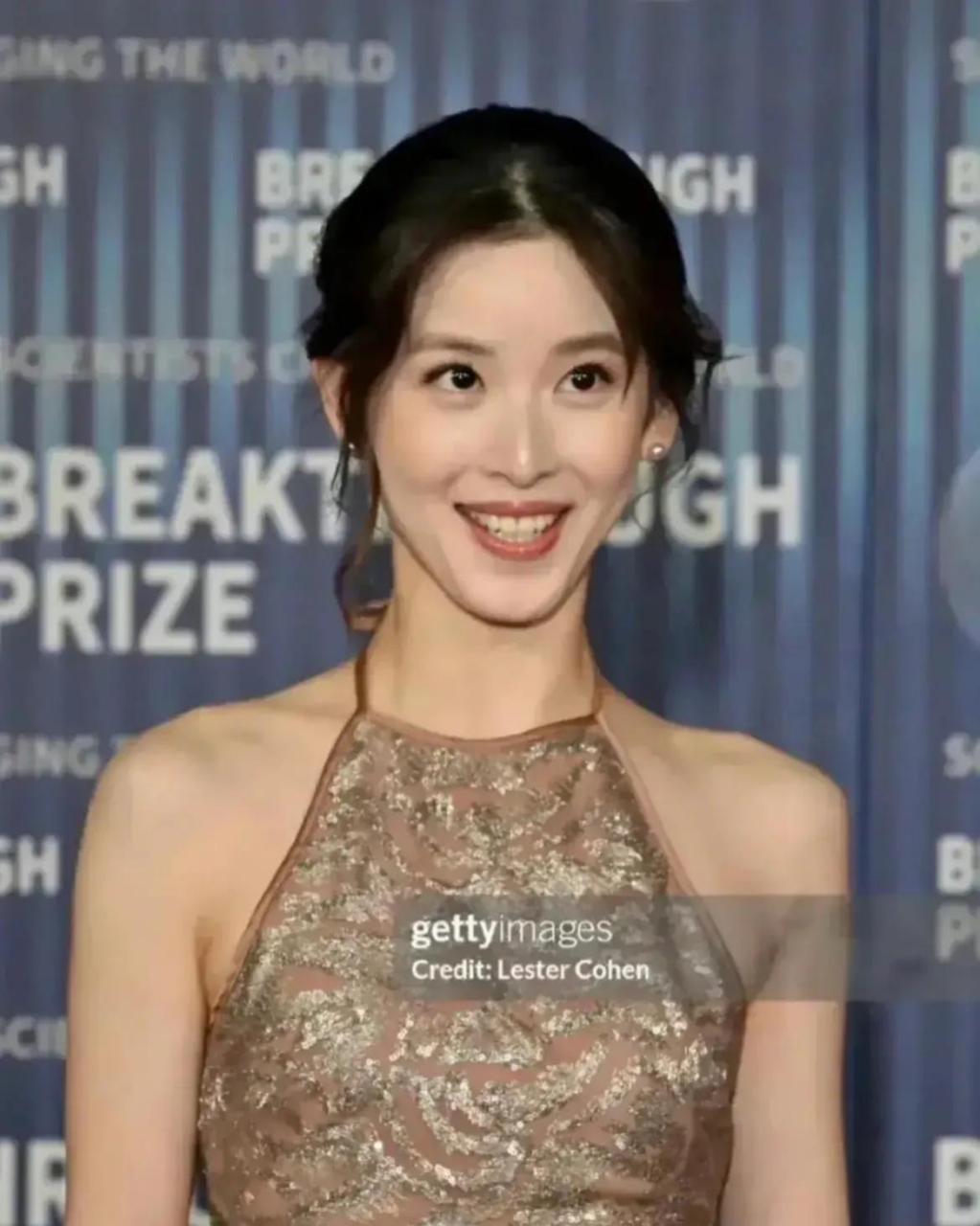 此女两腮无肉 鹰钩鼻,面相刻薄强势,人生际遇两极分化,有可能一飞冲天