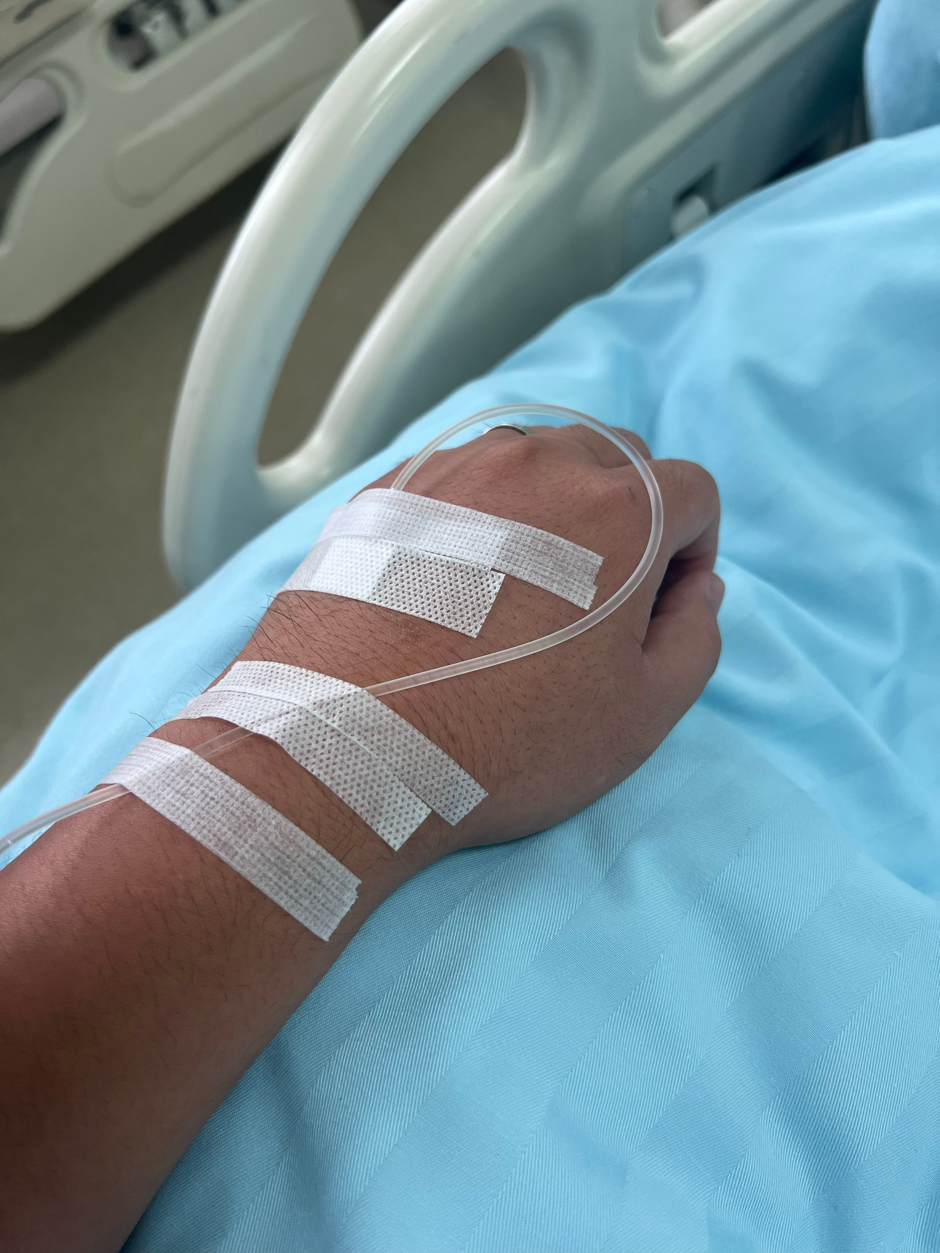 回想起上次输液,绑带还是布制的