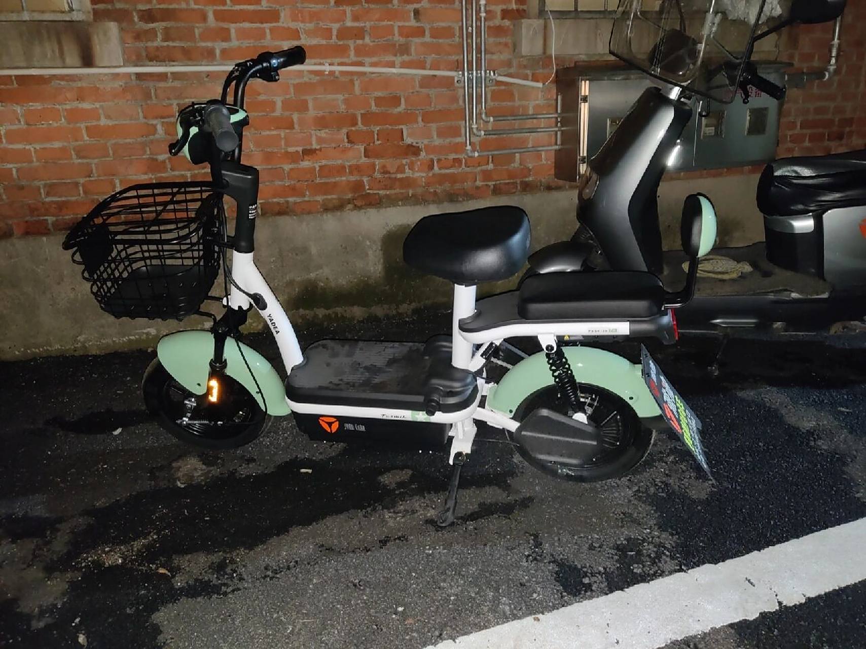 雅迪小金果plus 今天刚买的,48v  20a,装的这个电池,老板非说这个就是