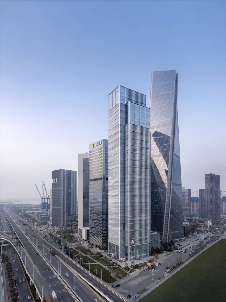 中国深圳/顺丰总部大厦 96大厦主体塔楼高200余米,四个附加体量错落