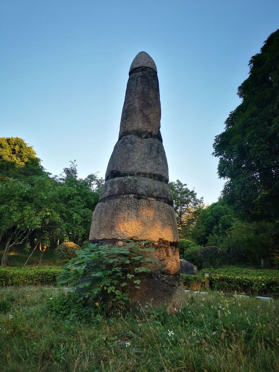 泉州石笋 古城泉州有个奇特的古迹,那就是远近闻名的石笋·这奇特的