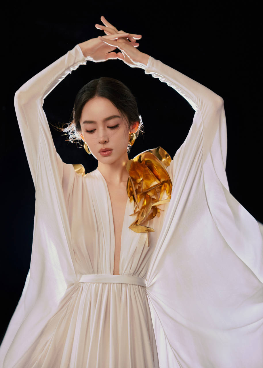 娜扎龙年大吉贵气白裙仙气满满