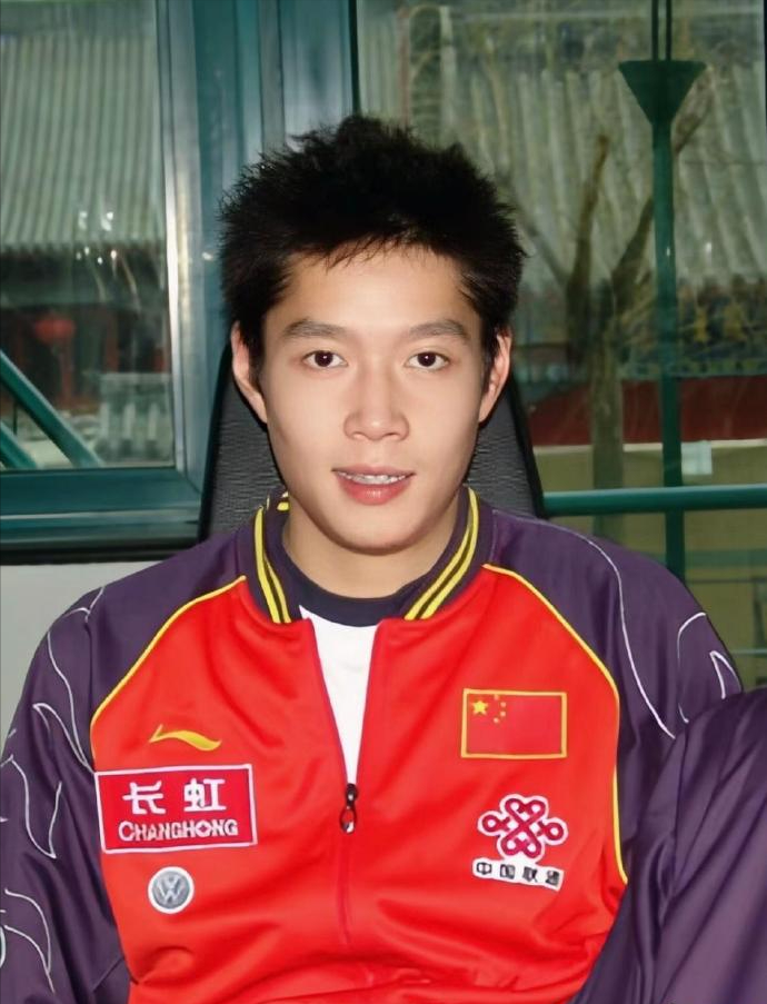 时可是帅气逼人,球技也是一流,18岁那年就击败了世界排名第一的波尔