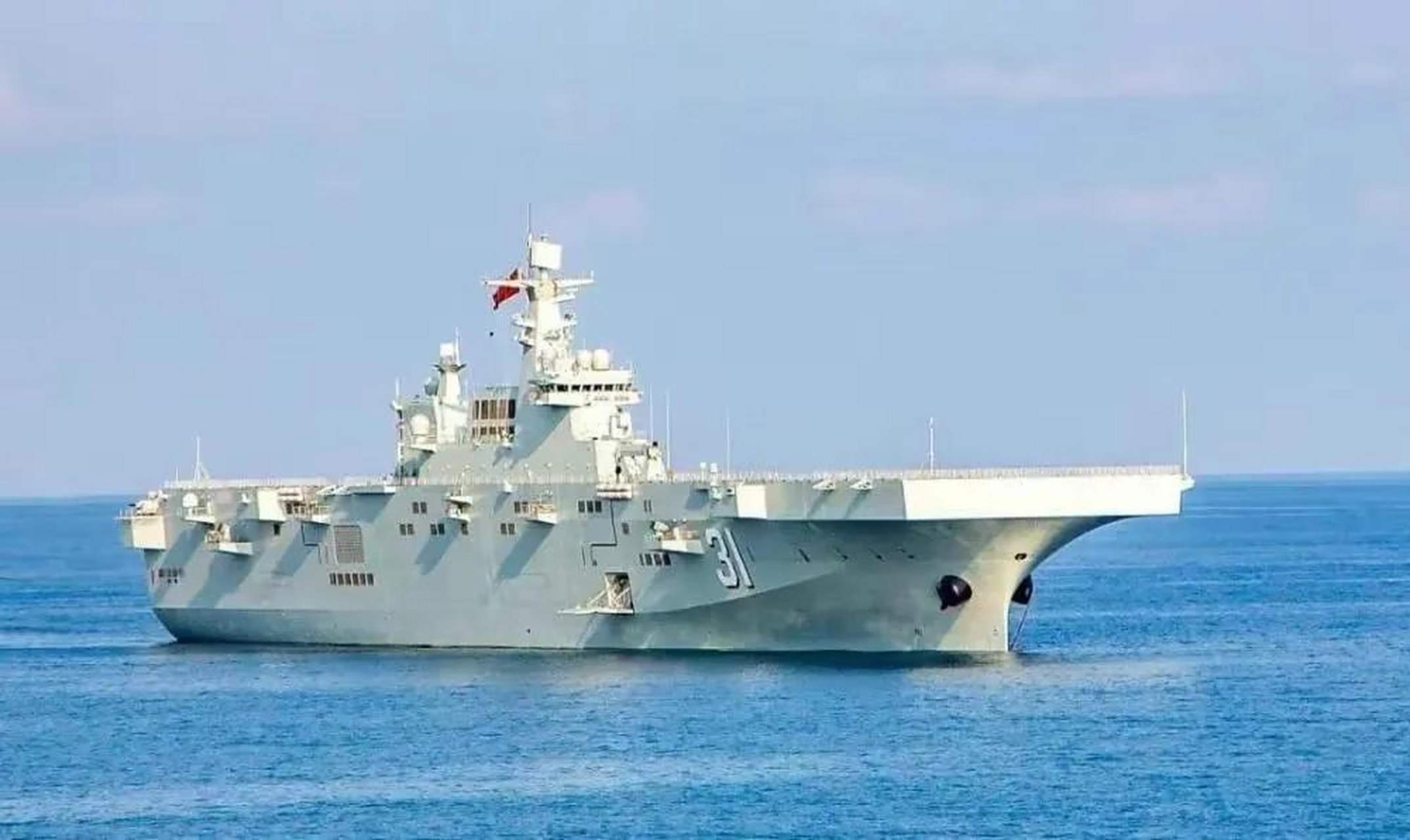 不比不知道,站在中国首艘075型两栖攻击舰面前,人就像只蚂蚁,排水量4