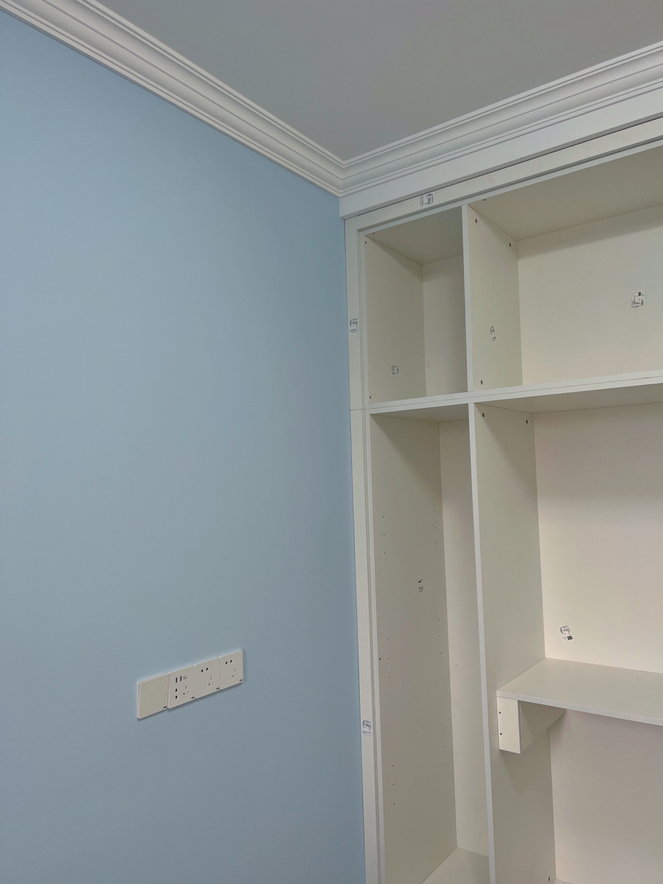 儿童房床头那面墙刷的乳胶漆颜色是:立邦浅蓝晨雾(色号是bn0014-4)