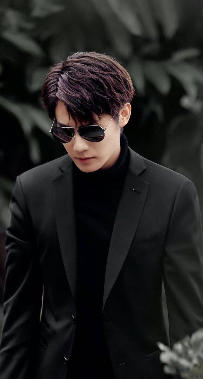 郑业成##郑业成黑色西装光影大片#如果郑业成一辈子只能穿一件衣服