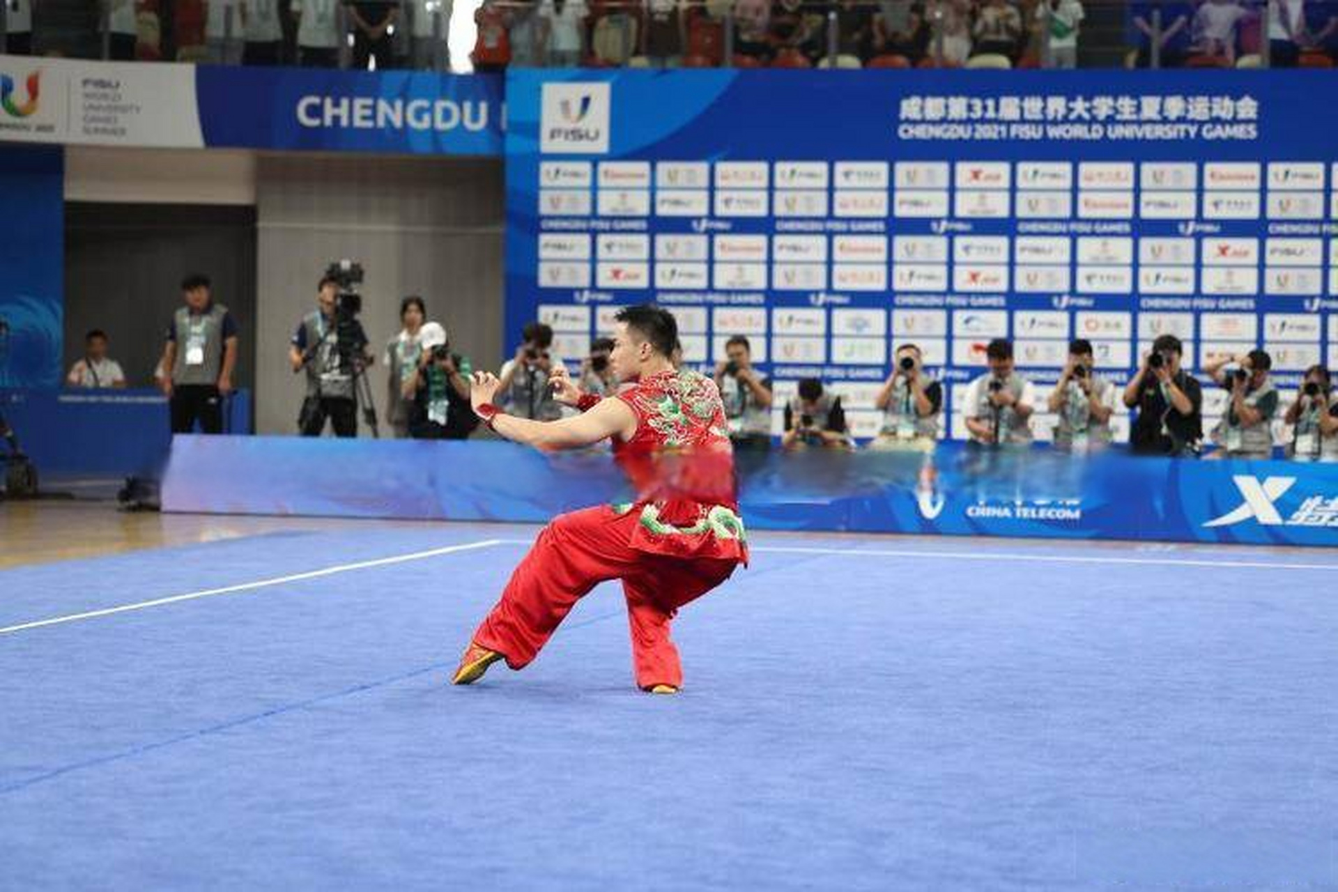 成都大运会武术项目男子南拳决赛在城北体育馆进行,中国队运动员曹茂