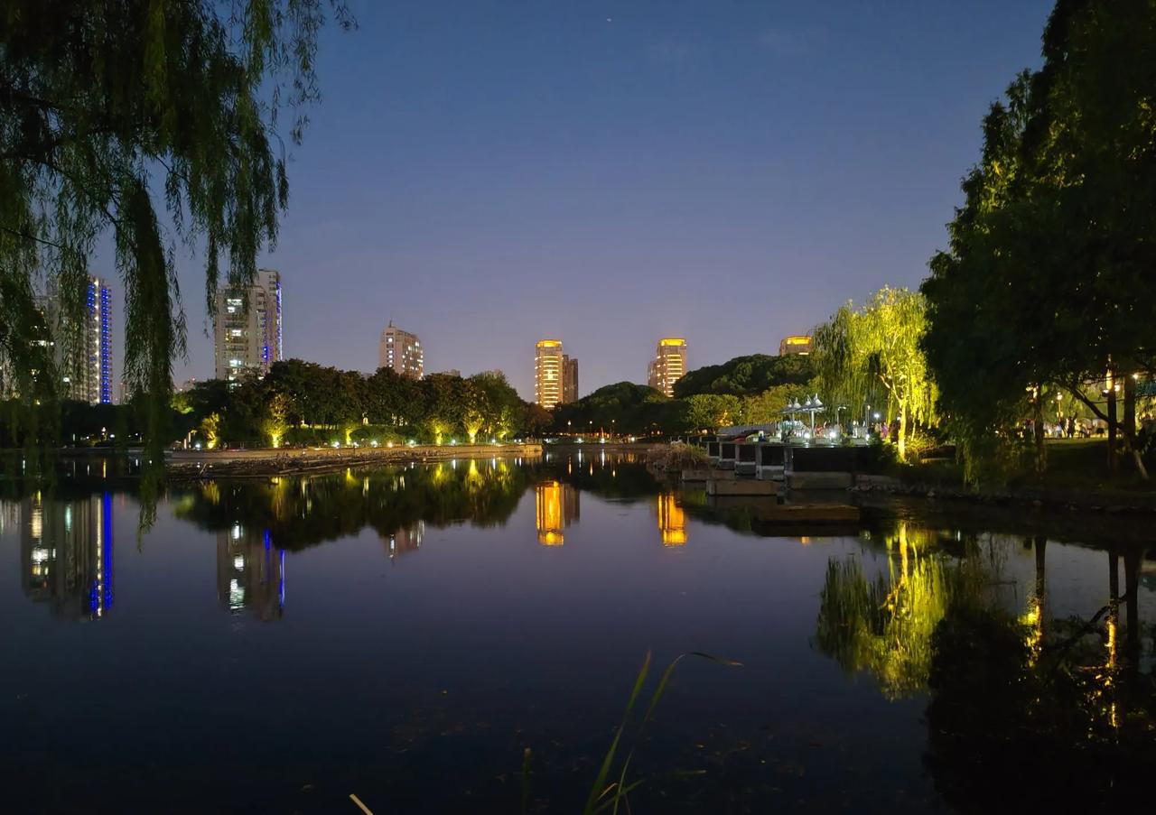 常州武进区新天地广场的夜晚,热闹非凡