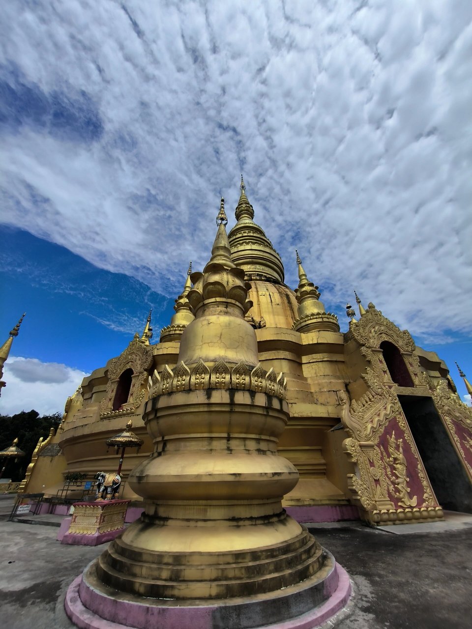 瑞丽总佛寺～傣王宫遗址 一个坐落在山上,能俯瞰中国与缅甸的寺庙