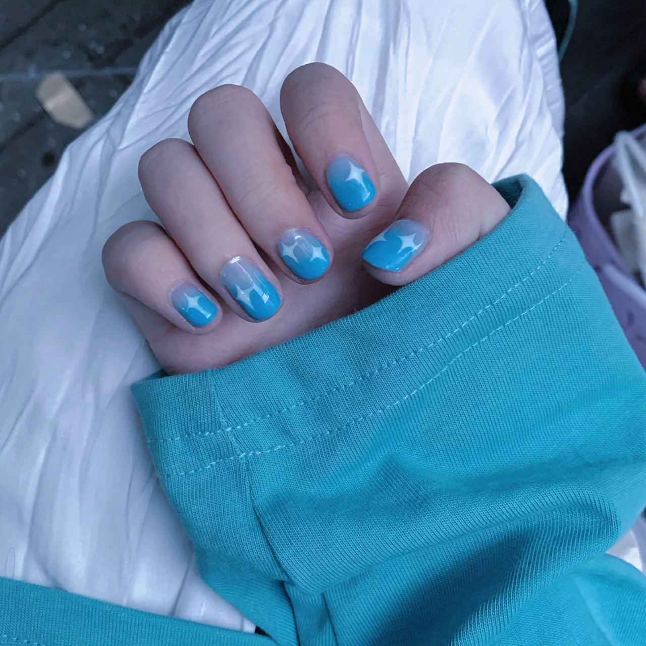 可爱蓝色原宿风美甲|blingbling的渐变星星 我真的太喜欢这个美甲了!