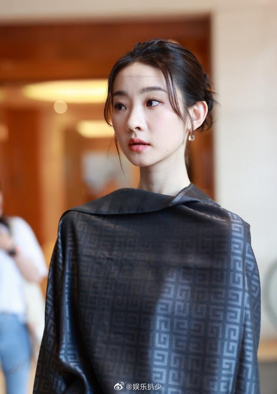 张艺凡上海电影节上班路透,张艺凡身材确实不错,但是脸在娱乐圈也就算