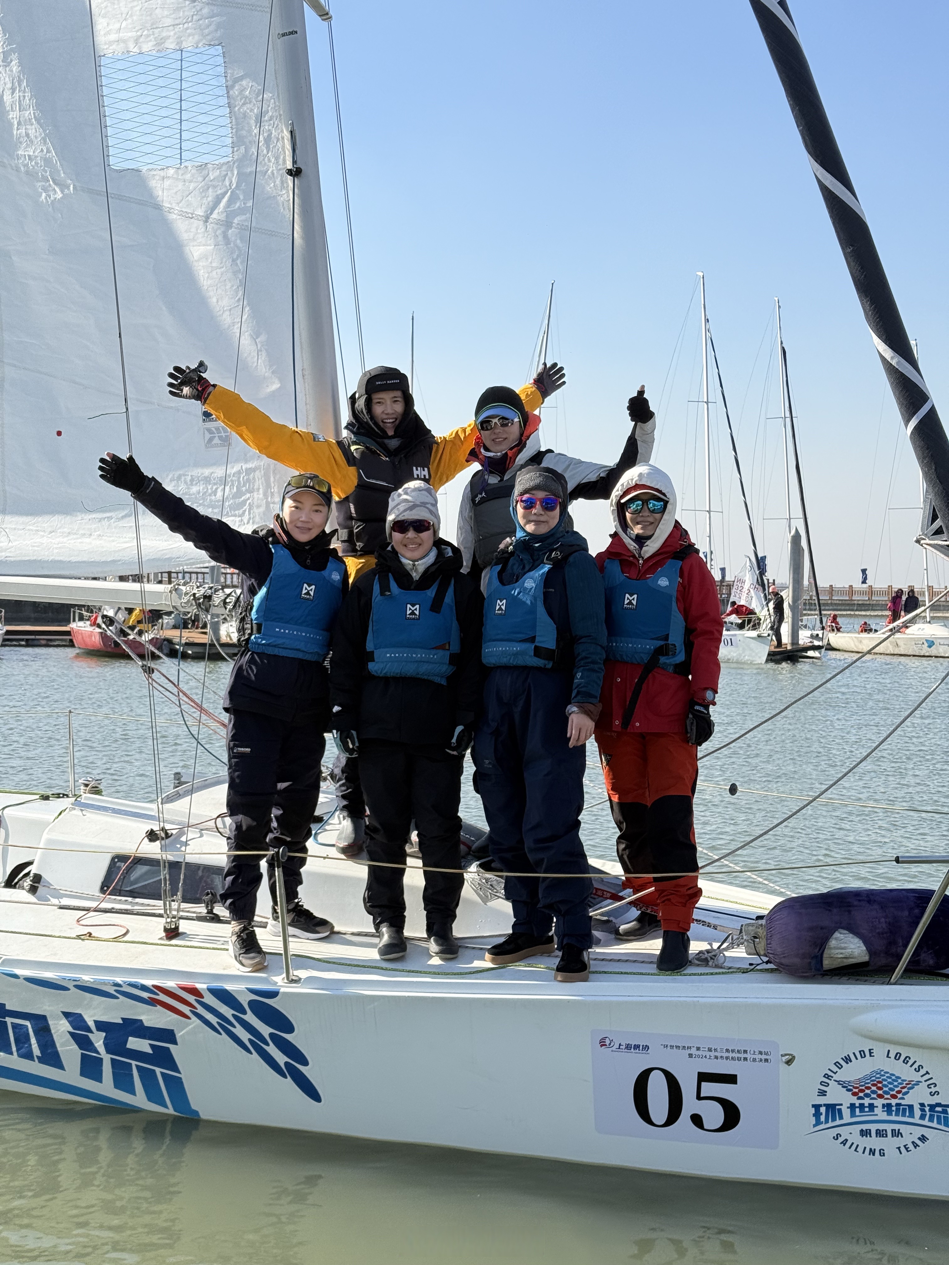 气温虽低,但挡不住水手们在湖面上驰骋的那颗炙热的心