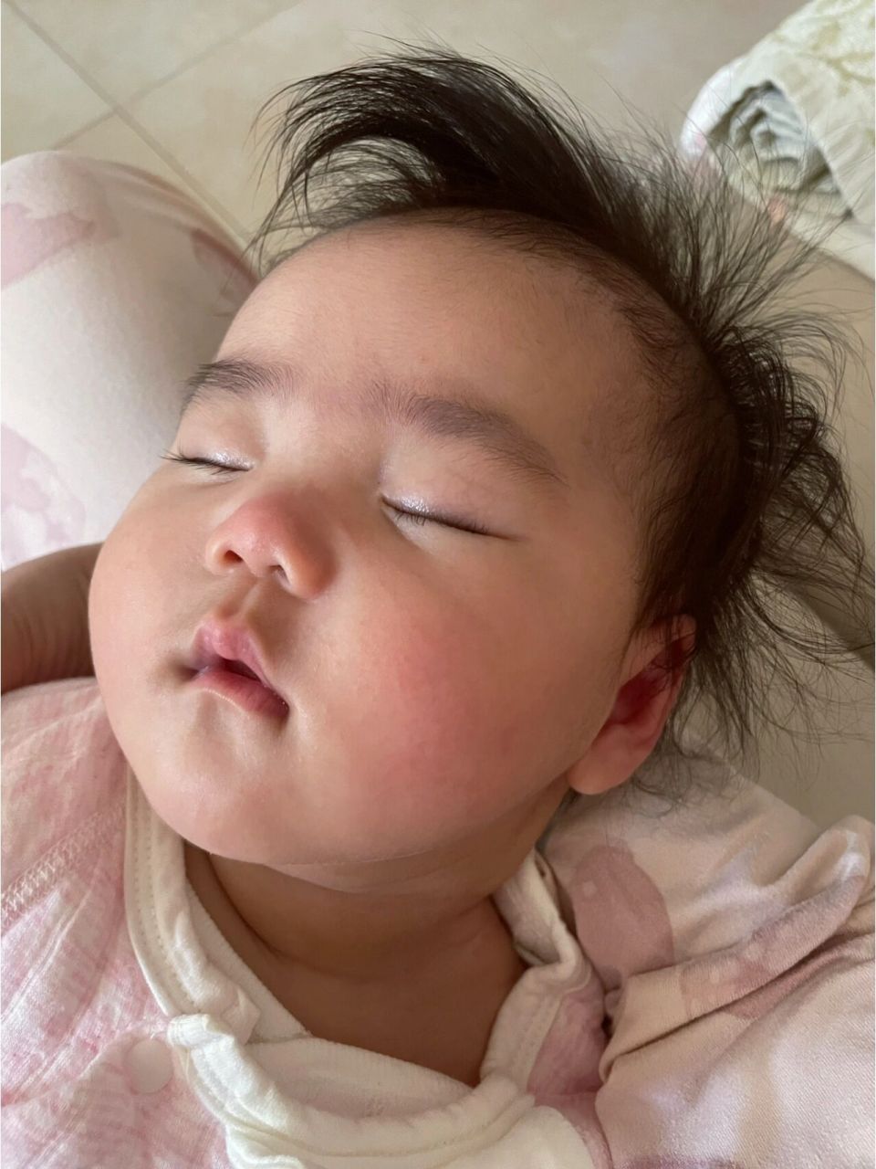 朋友说的最多的一句话大概就是你家宝宝好喜欢皱眉呀.