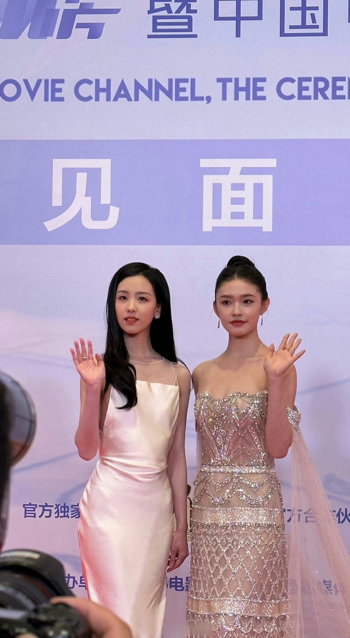 陈都灵林允同框生图#陈都灵林允今日红毯同框合照来了,美女们的状态