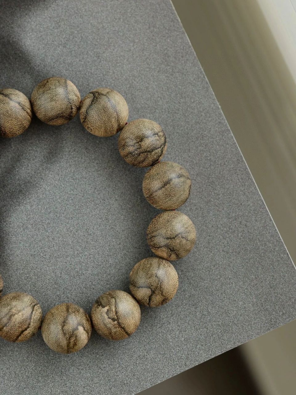 文莱沉香"16mm单圈"手串 手串是时常佩戴把玩之物,用沉香制作,抛光