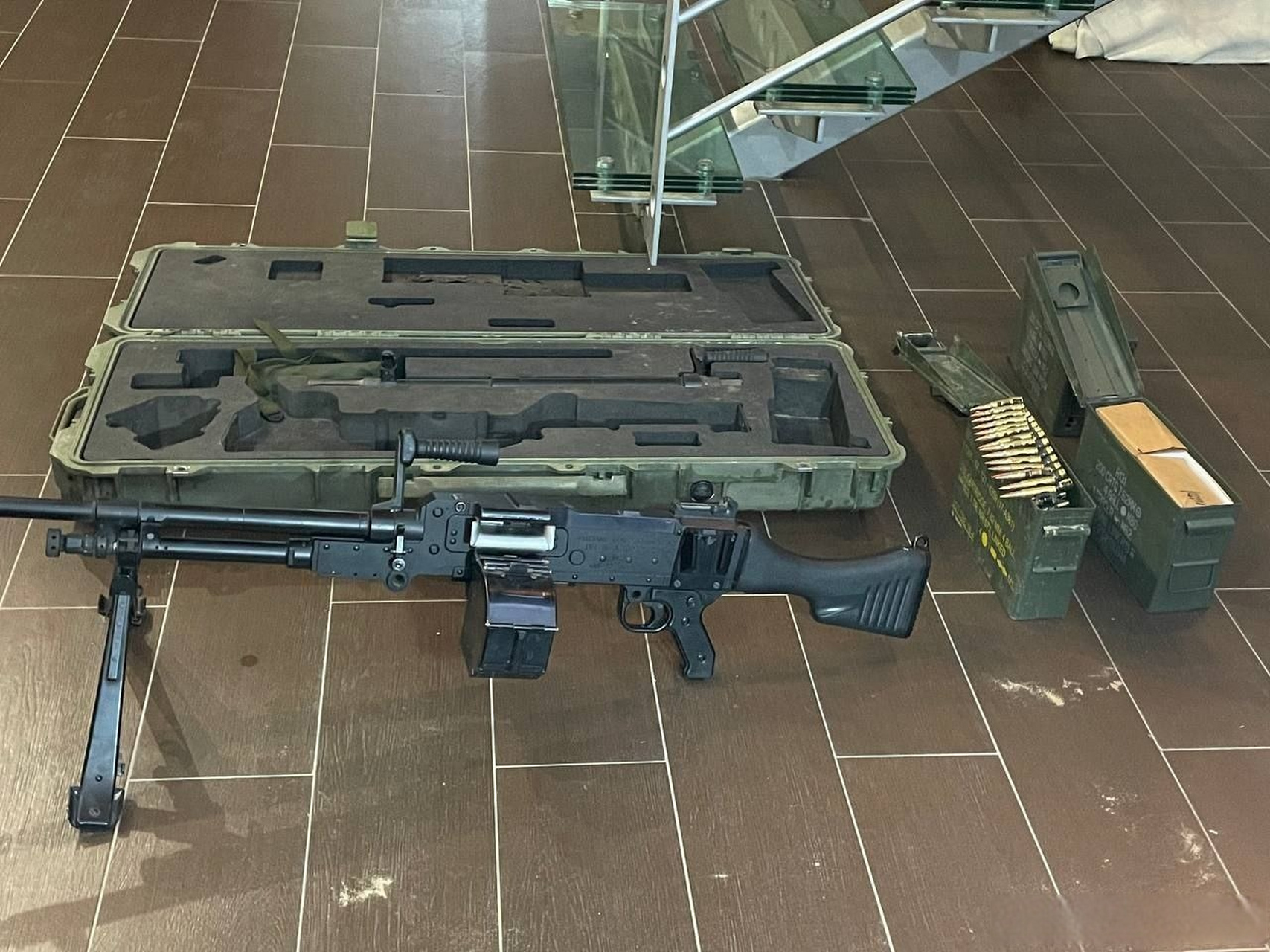 英国的l7-a2统一机枪(英国生产的fn mag的一个变种),配有两根枪管和一