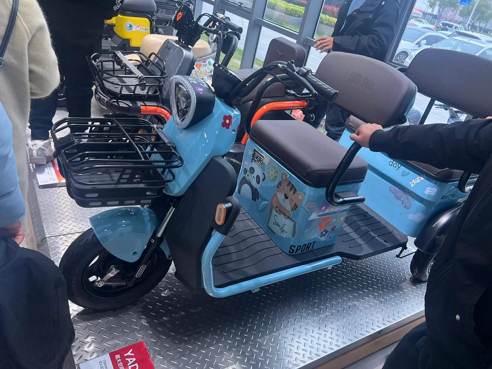 雅迪偏三轮电动车(八嘎) 老年人代步车