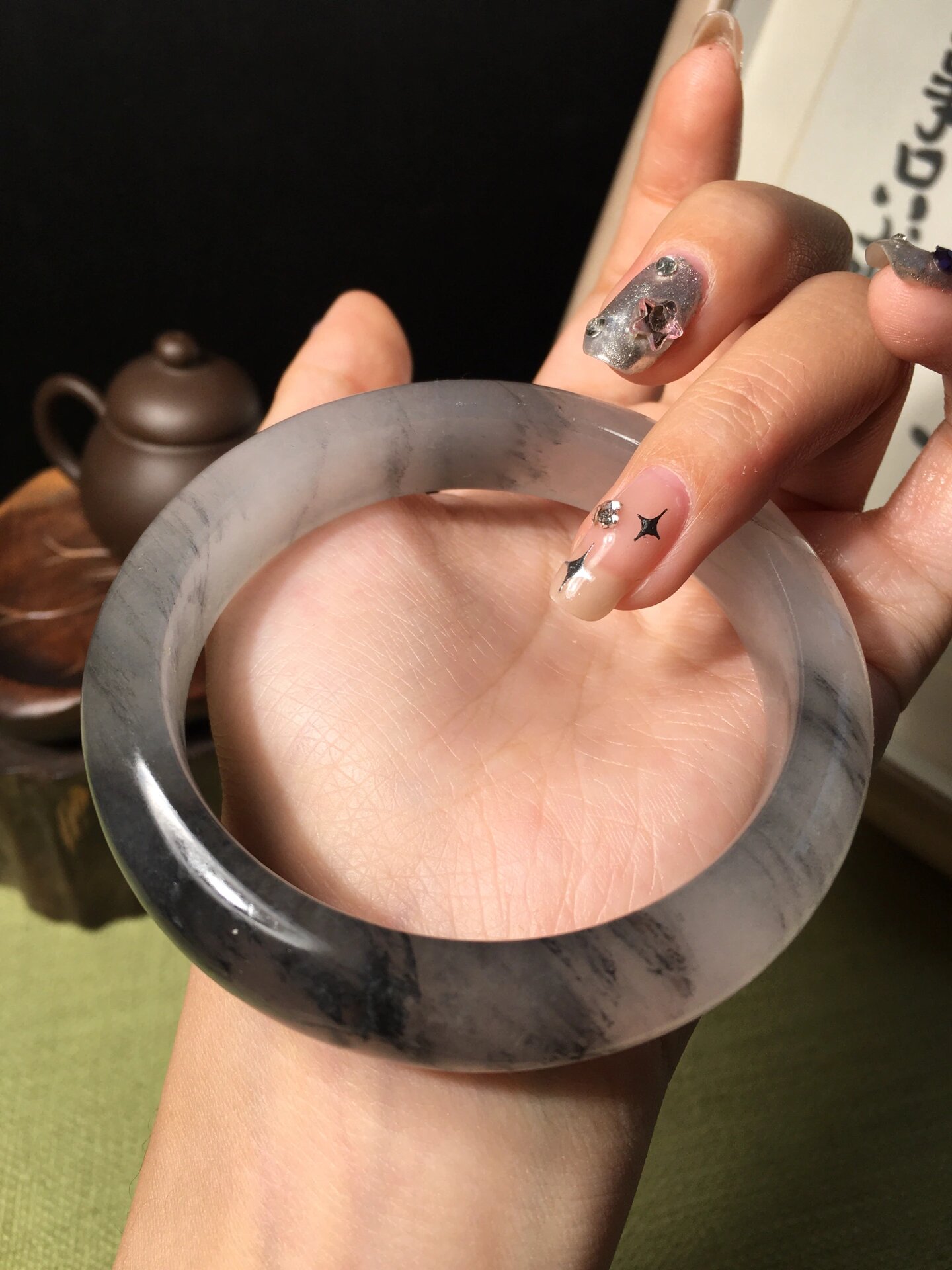 金丝玉·冰透水墨青花镯 大概是最近看了莲花楼的原因, 看到这个金丝