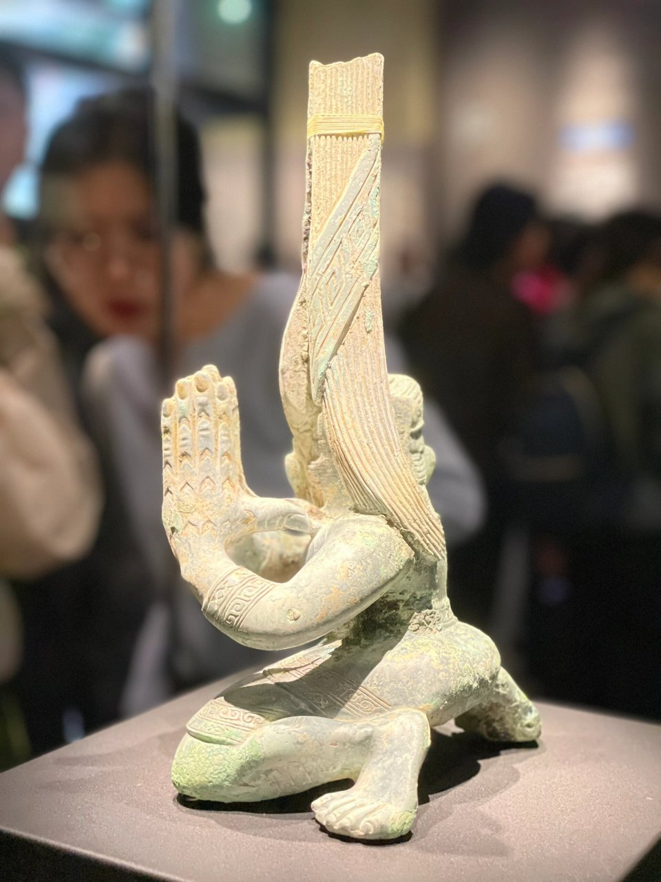 三星堆新馆展出的这件【扭头跪坐人像】于2021年9月出土于4号坑,特别