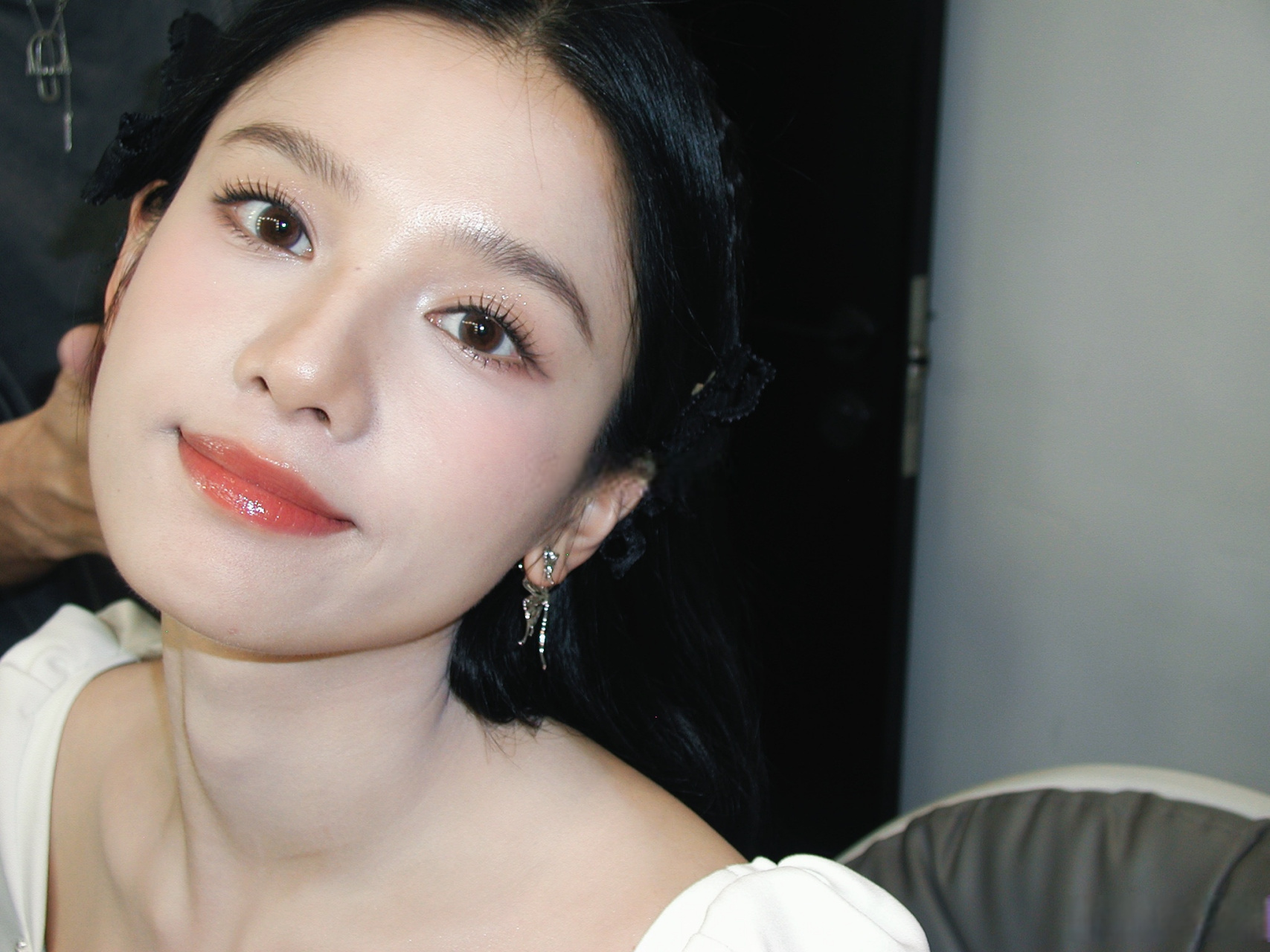 美女就要怼脸拍,放大了精致的五官更美了