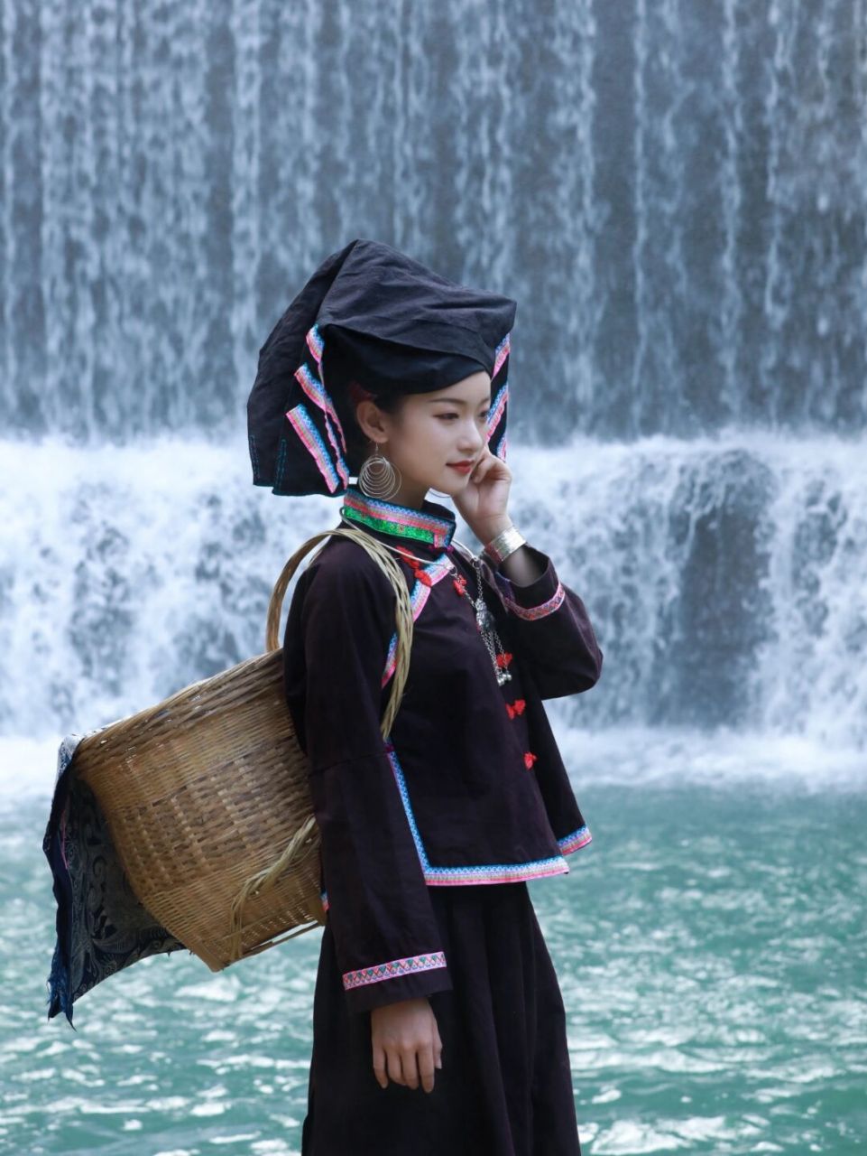 黑衣壮是广西壮族的一个支系,主要集中在广西百色市那坡县,聚居在生态