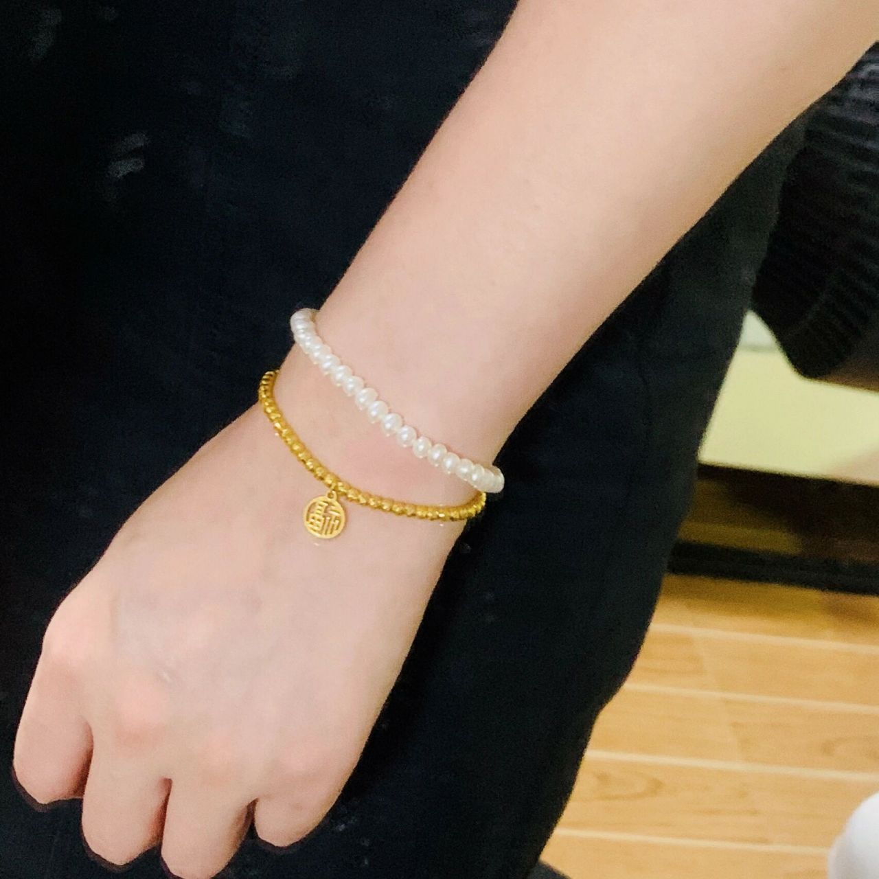 珍珠和黄金手链的叠戴也太好看了吧 手链是周大福的(蹦迪手链?
