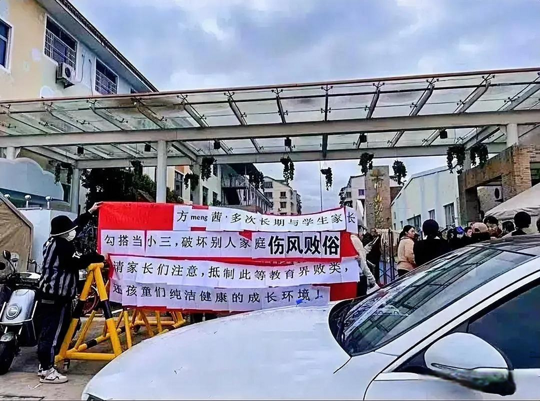 见过医院拉白色条幅的,那是因为医疗纠纷 见过小区建筑工地拉条幅的