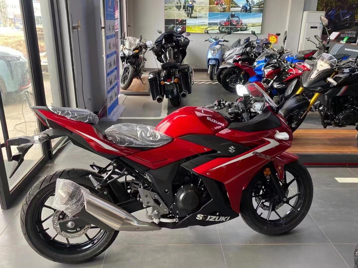福利到了22年铃木gsx250全新车红色版花,膜都还没有撕,电池都没接上,0
