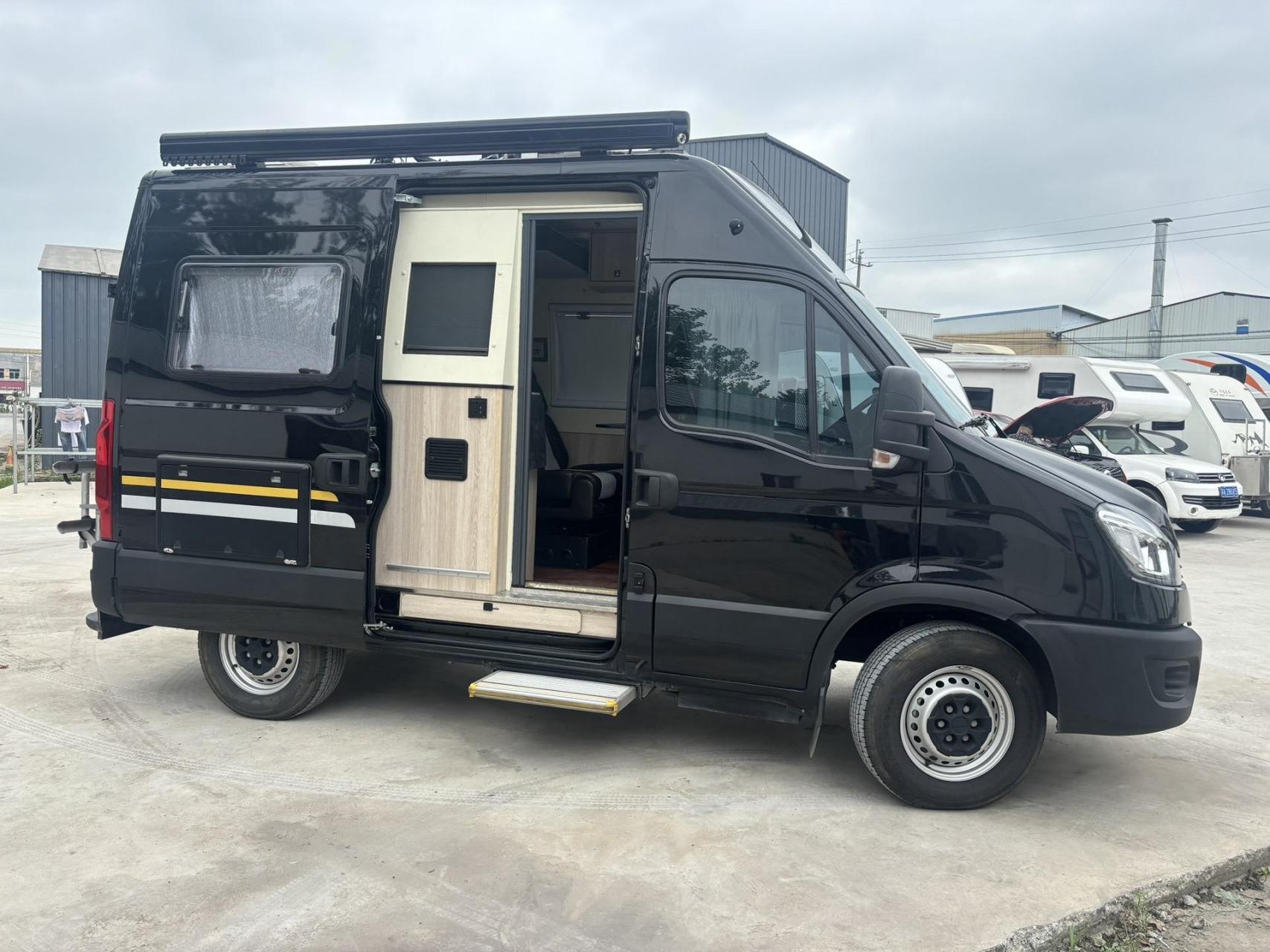 依维柯黑武士欧胜底盘 卫航上装 短轴高顶b型房车,小区车位正好停的下