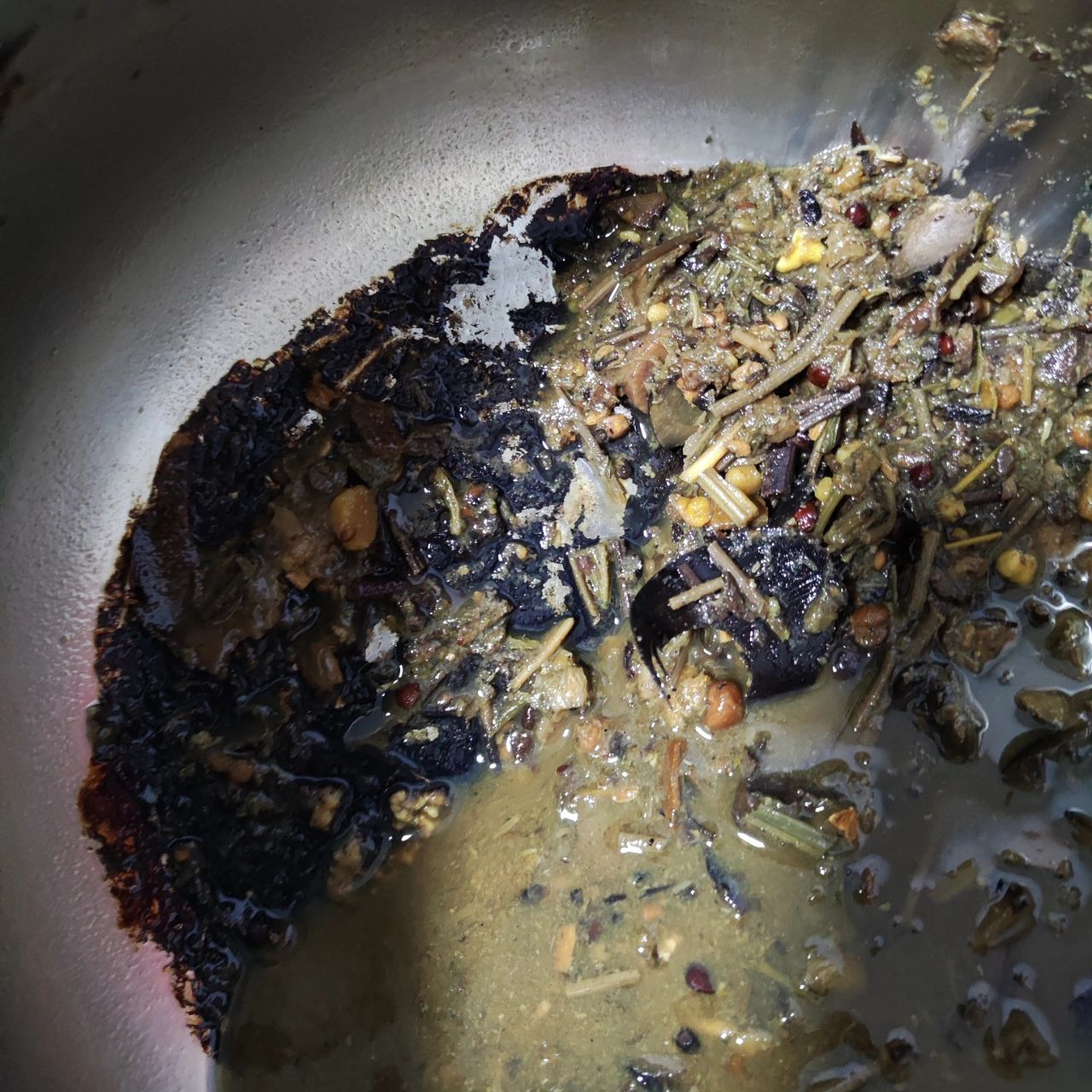 我妈让我熬中药,我放火上给忘了,多煎了俩小时这样的是不是就是糊了