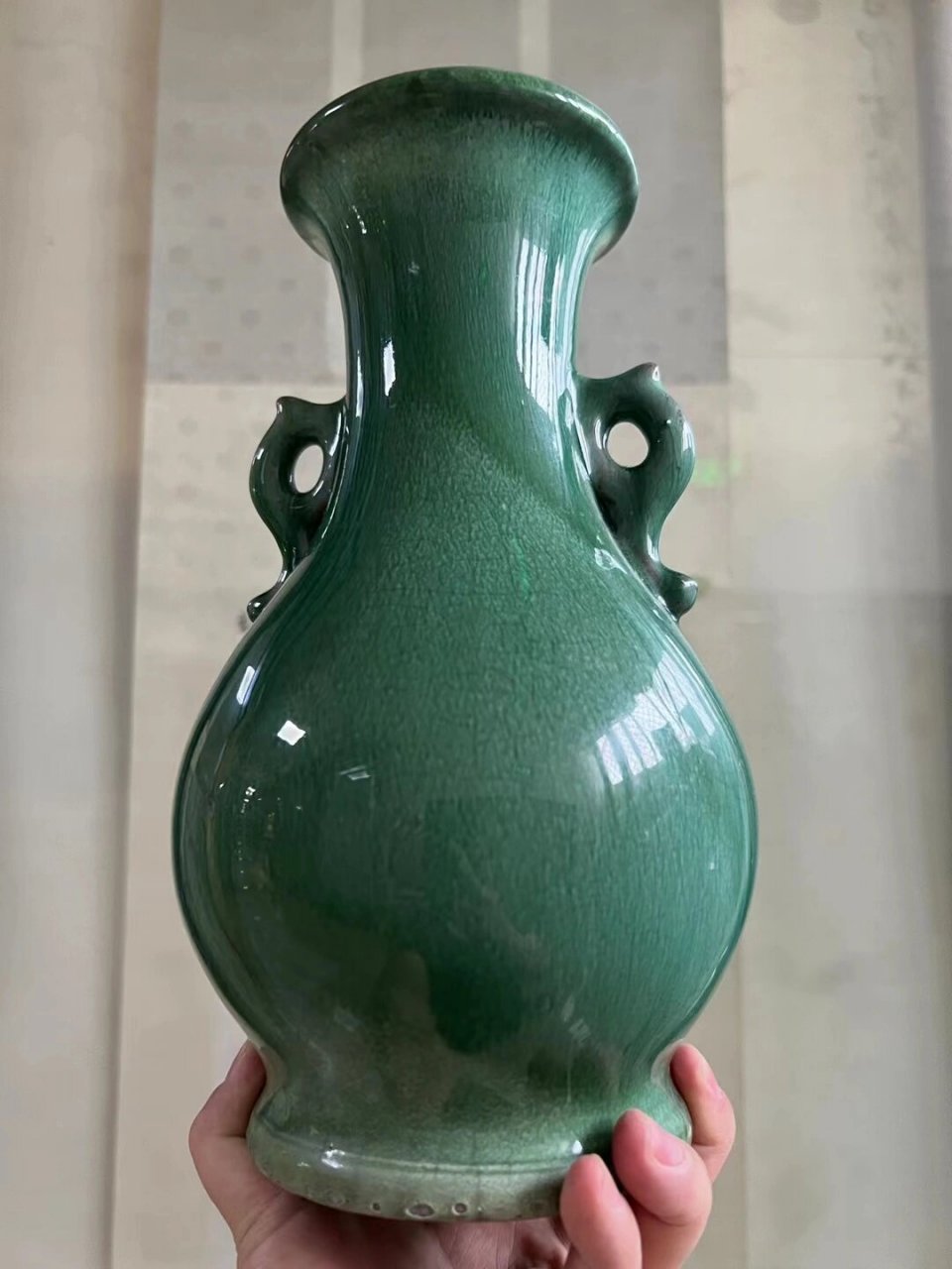 民国石湾窑绿釉双耳赏瓶 民国石湾窑绿釉双耳赏瓶,全品,图2为自然光下
