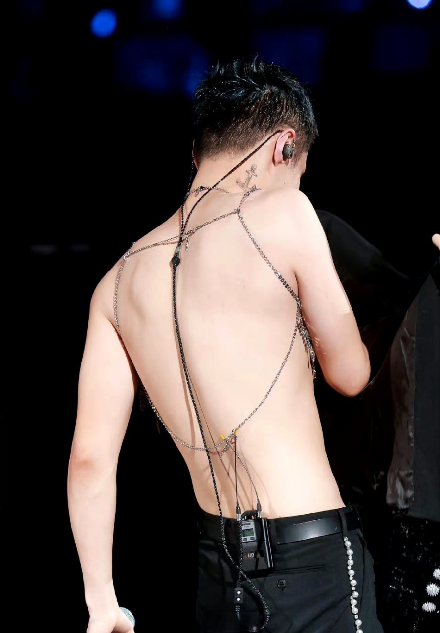 来品鉴一下张艺兴的身材 谁想拥有?