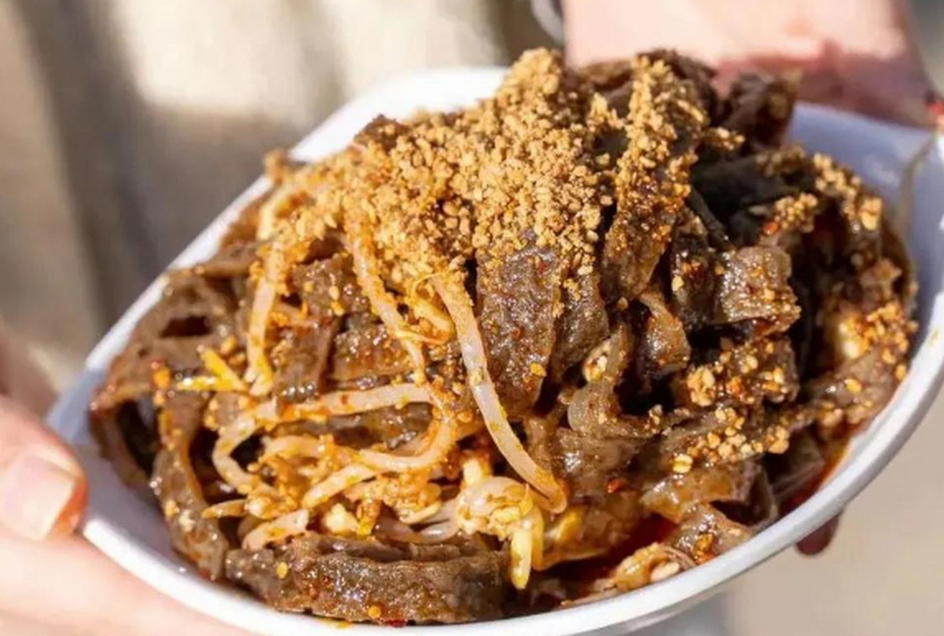 商州擀面皮(镇安黑米皮)美食#美食分享##商洛美食#  商州擀面皮的面皮