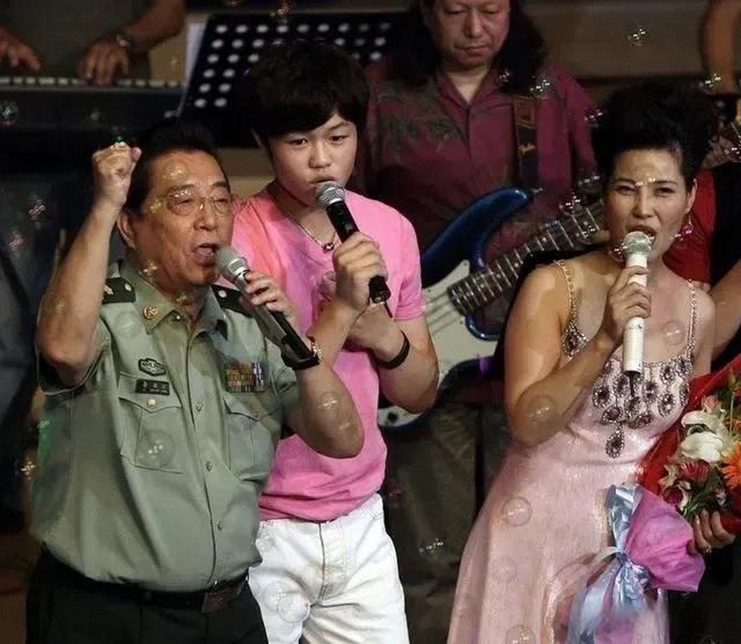 一个强奸犯儿子出狱,作为父母的本来是一件很羞耻的事情,可李双江夫妇