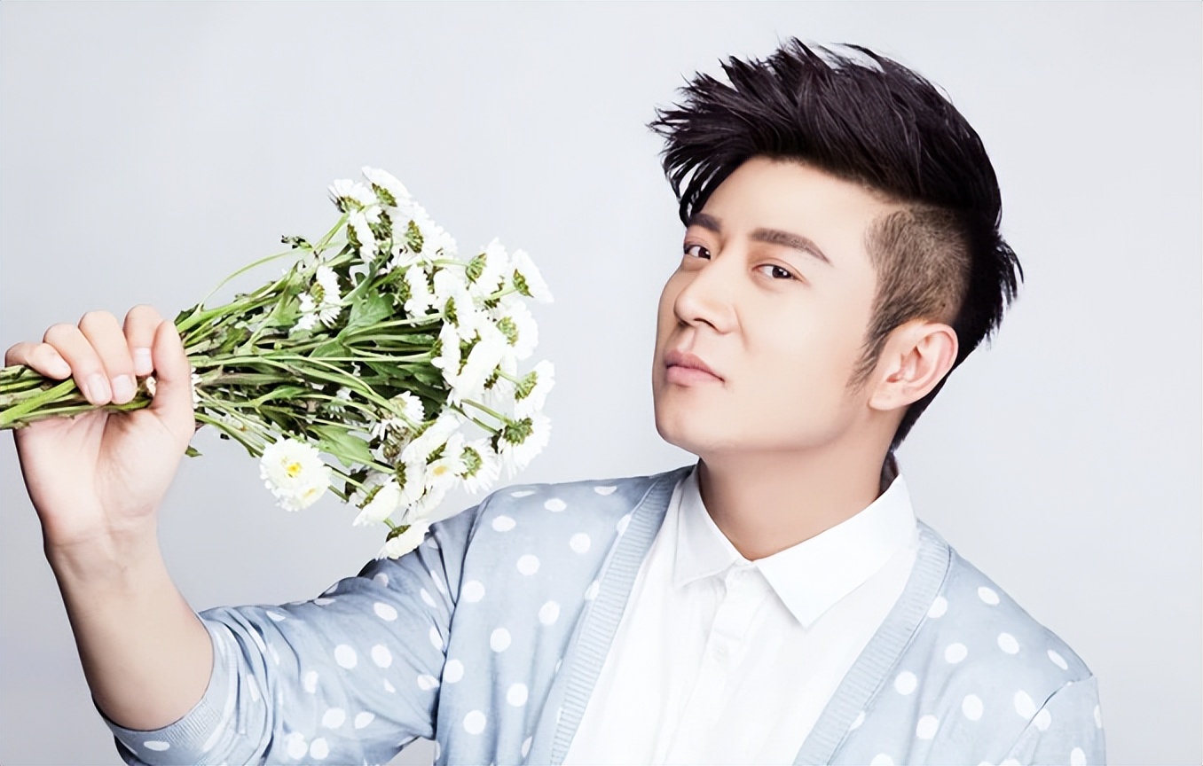 近日,知名演员高晓攀在街头卖草莓的视频在网上热传,大家惊讶地发现