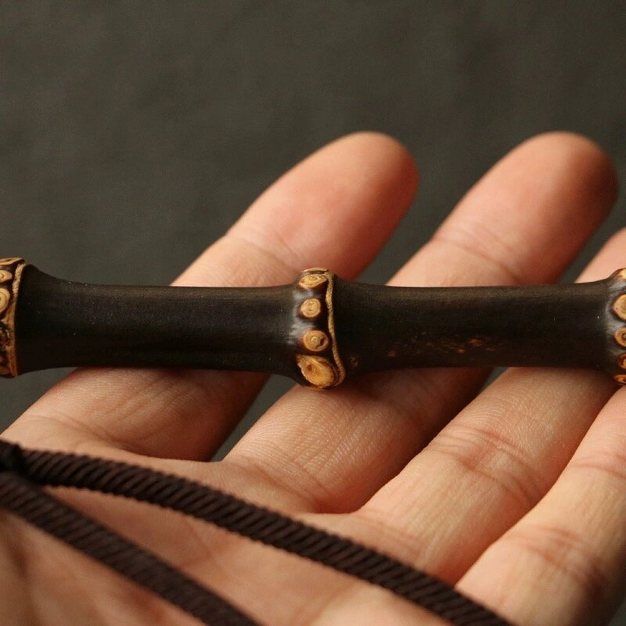 满钉紫竹鞭手把件 纯手工制作,天然老料 色泽均匀,满钉竹节 小巧精致