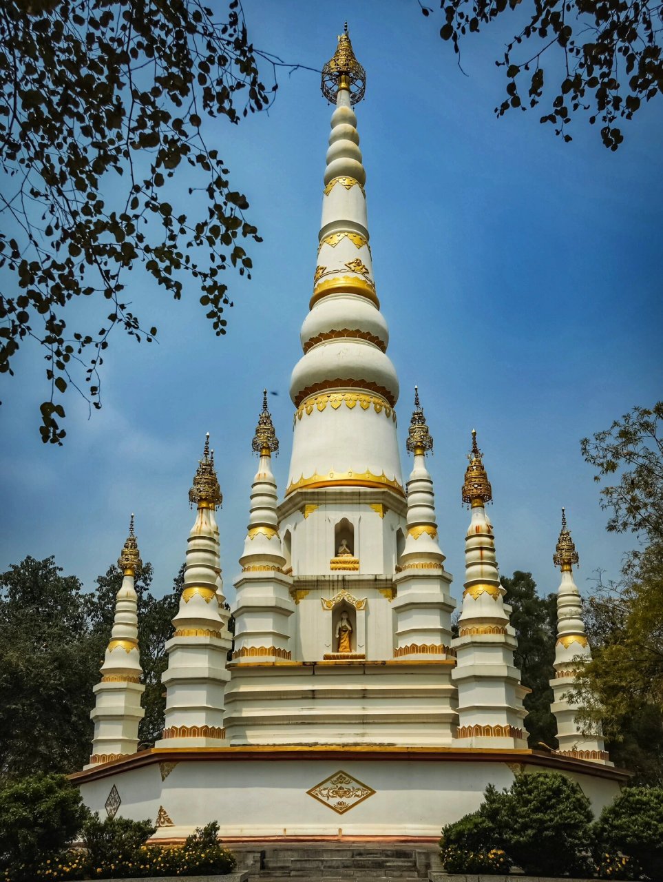 96云南耿马-孤独的景戈白塔 96云南的耿马县在中缅边境, 这里藏着