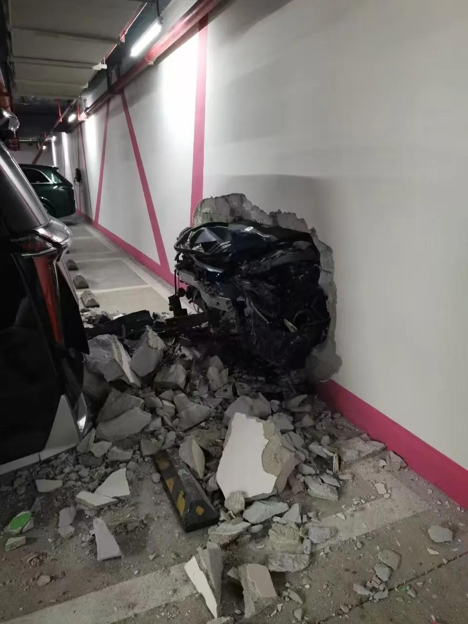 网友发的,这车直接把墙撞烂了,也太硬了