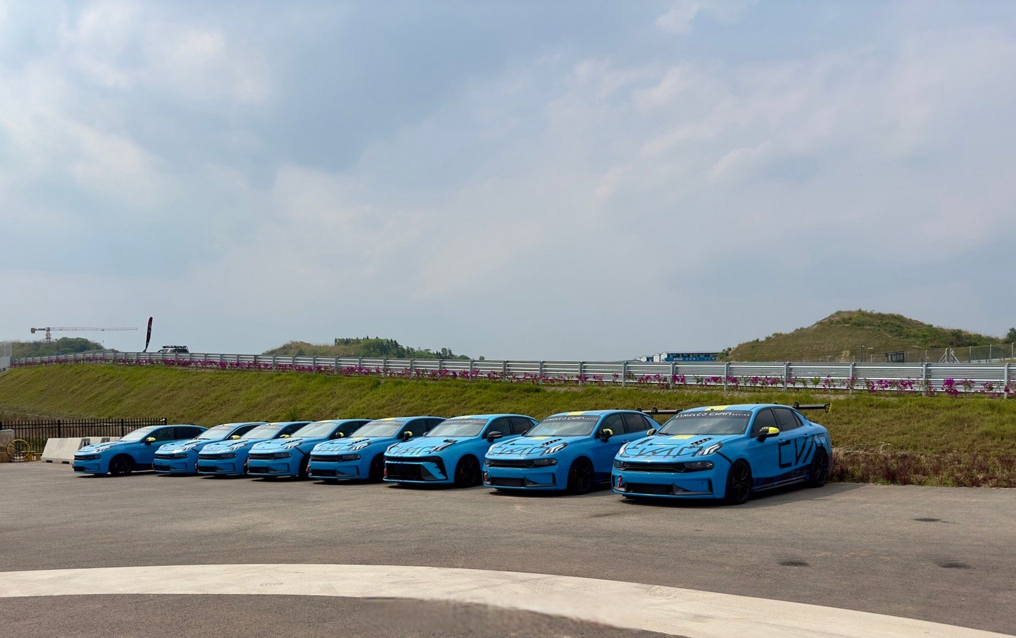 赛道旁边一排蓝色领克03赛车,已经完全赛化了,真帅!
