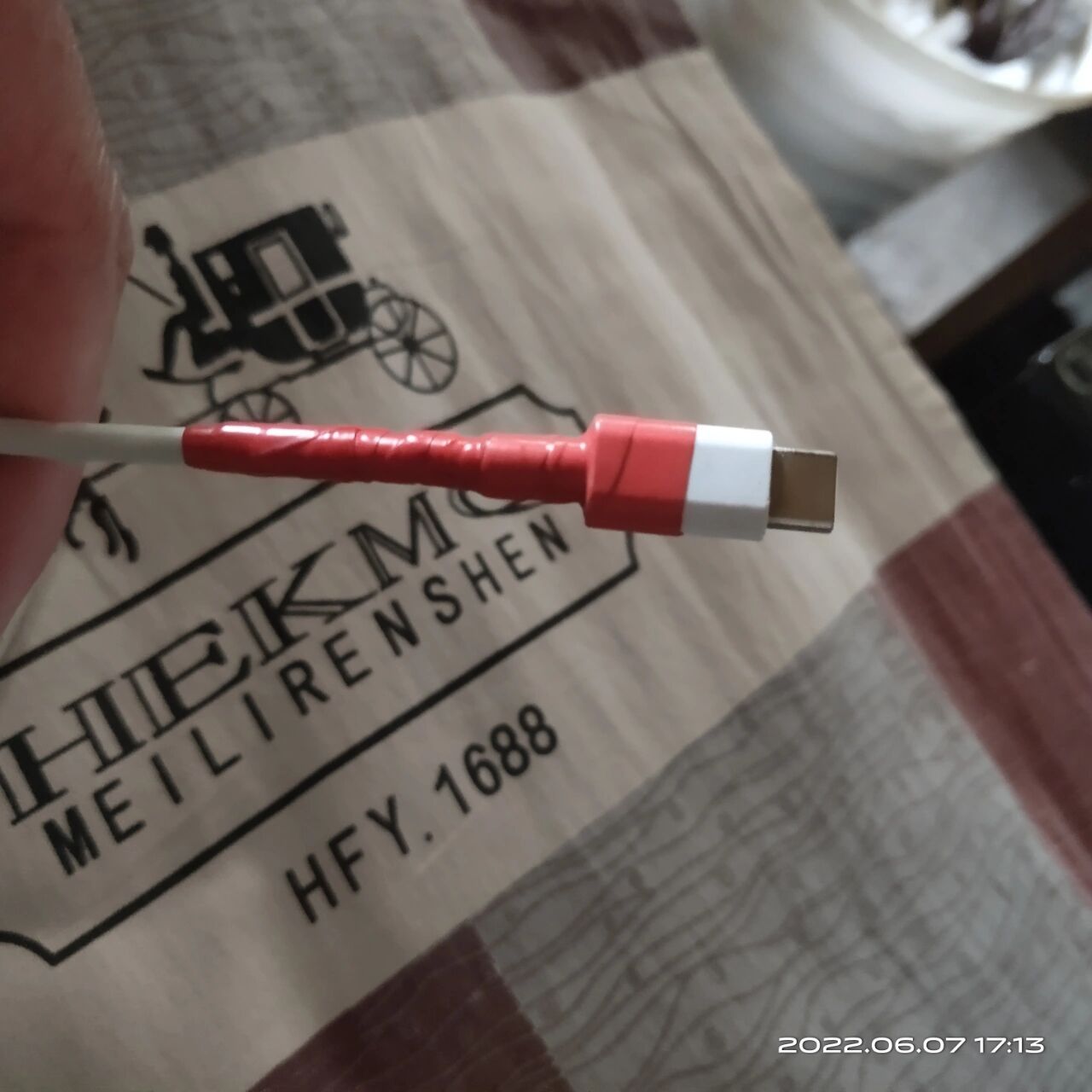 数据线破皮了 一般都是用胶布缠的,就是用不了多长时间就开胶了,还得